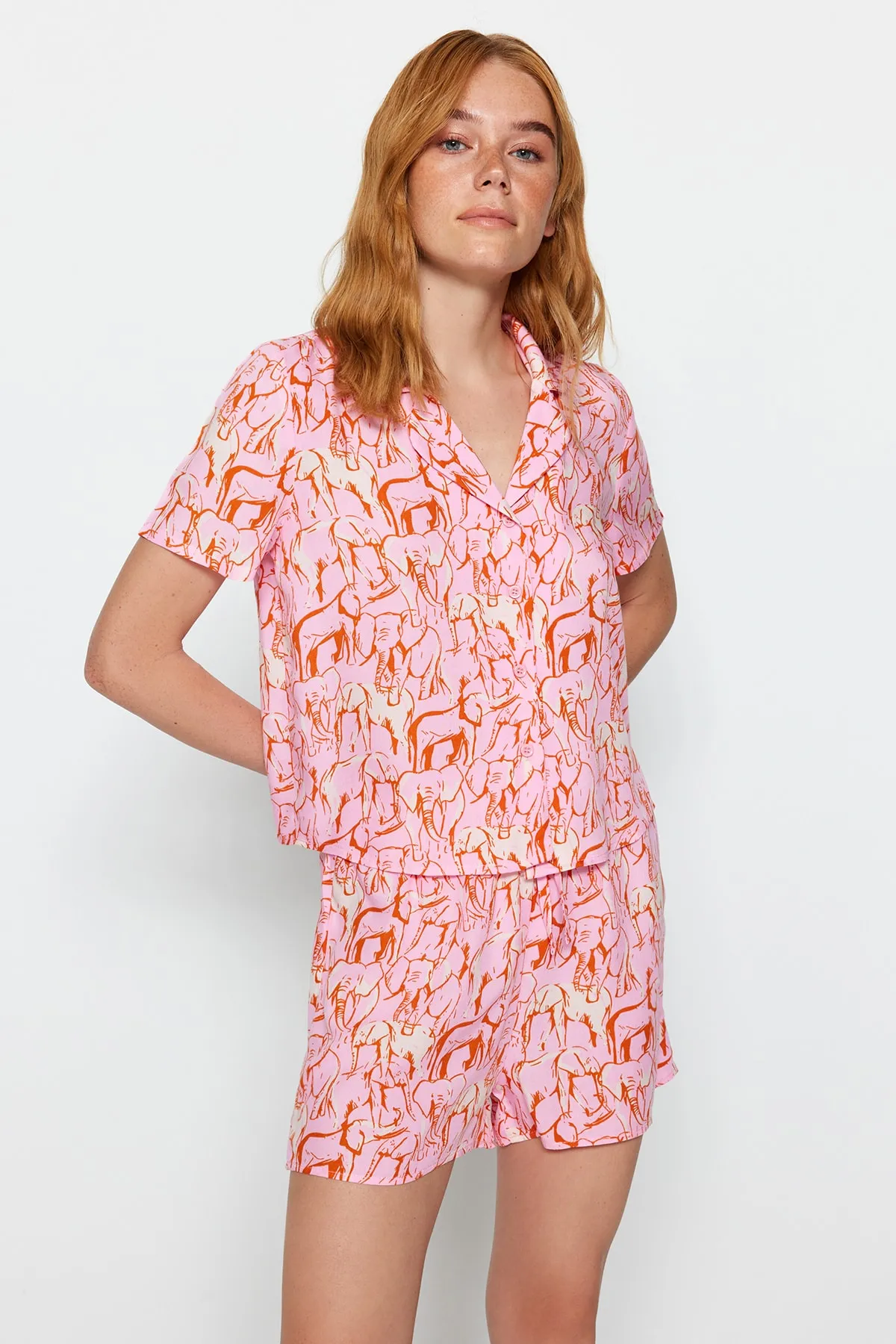 Trendyol Collection  Rosafarbenes, gewebtes Pyjama-Set aus Hemd und Shorts mit Tiermuster aus Viskose THMSS21PT0861