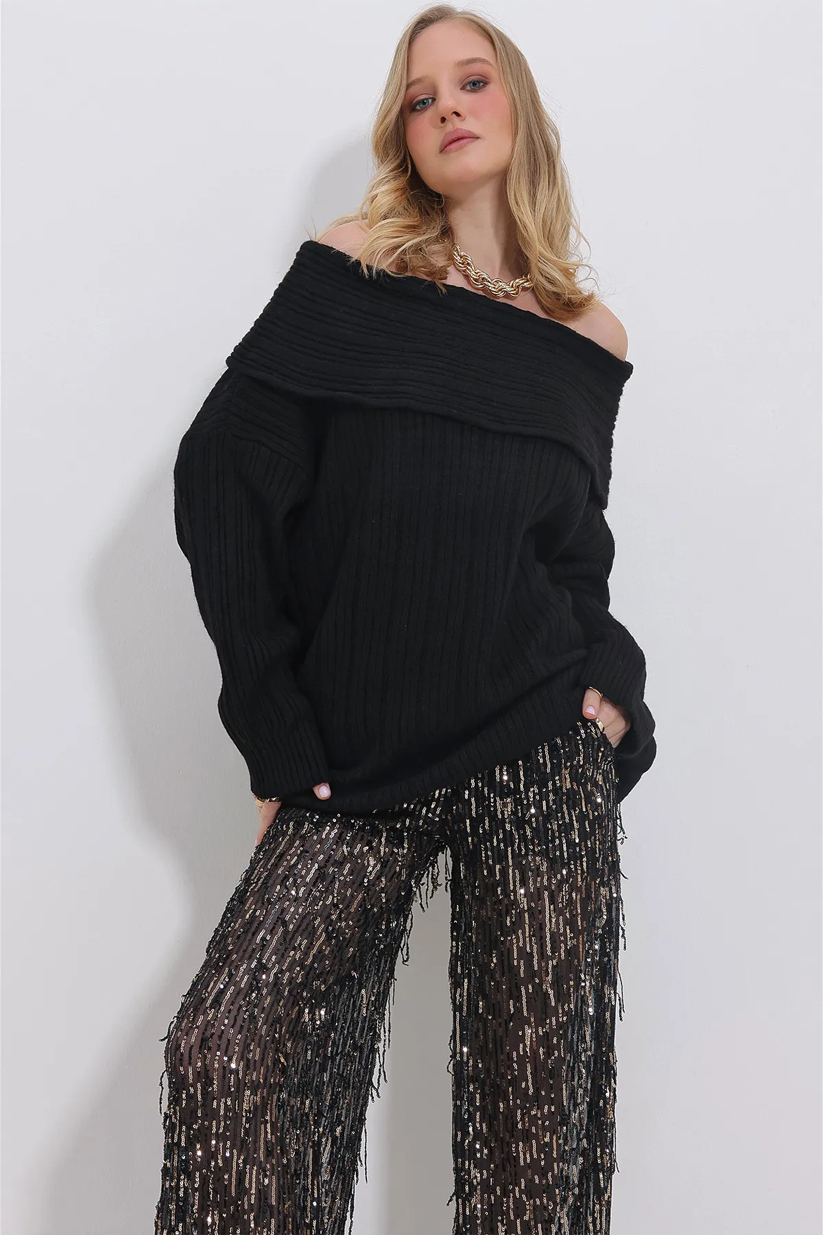 Trend Alaçatı Stili  Schwarzer gerippter Oversize-Pullover mit Madonna-Kragen für Damen ALC-X11370