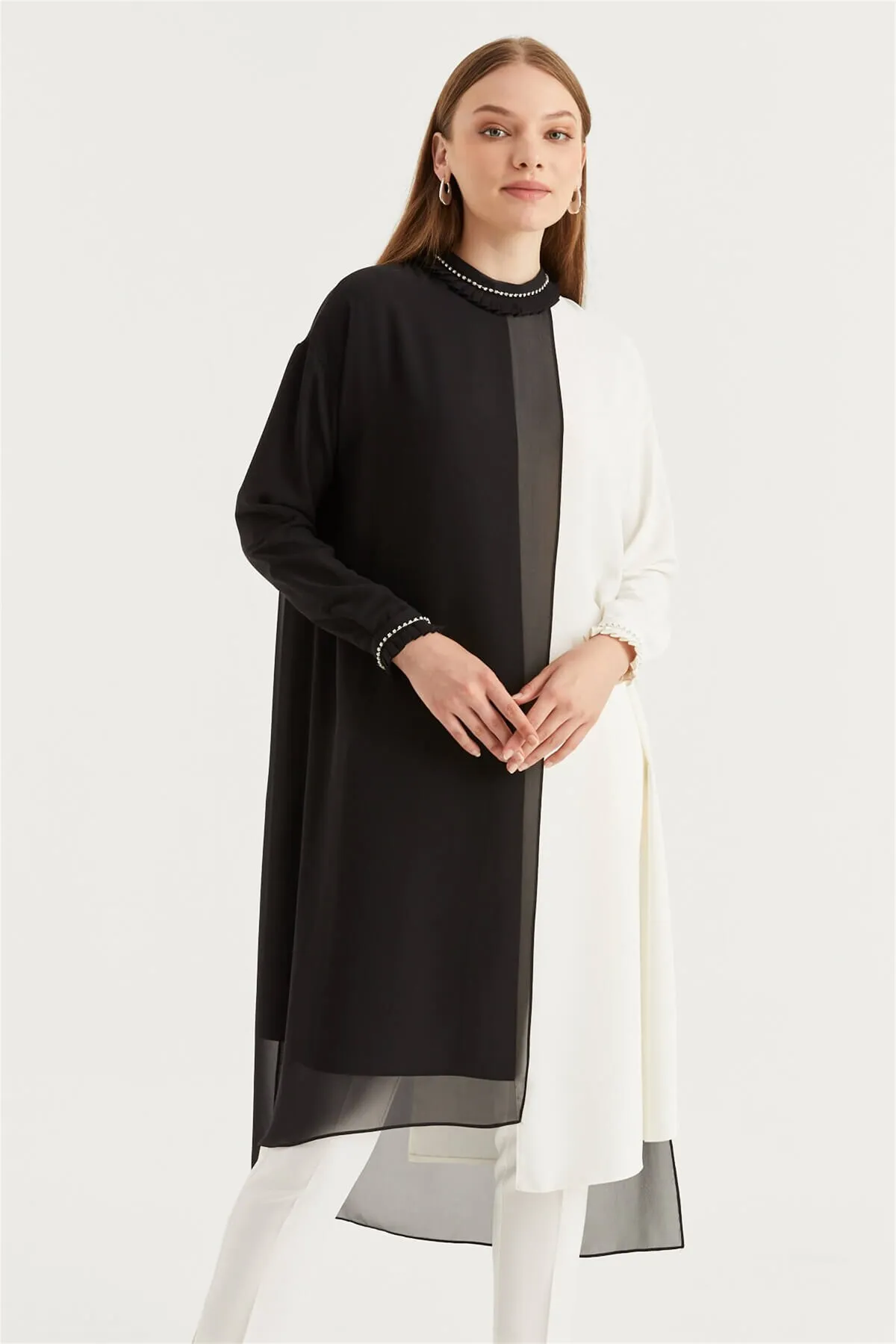 Zühre  Kragenbestickte, detaillierte Chiffon-Tunika in Schwarz/Ecru T-1094