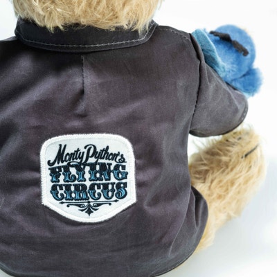 Monty Python Teddybär: Toter Papagei-Sketch, 28 cm, hellbraun