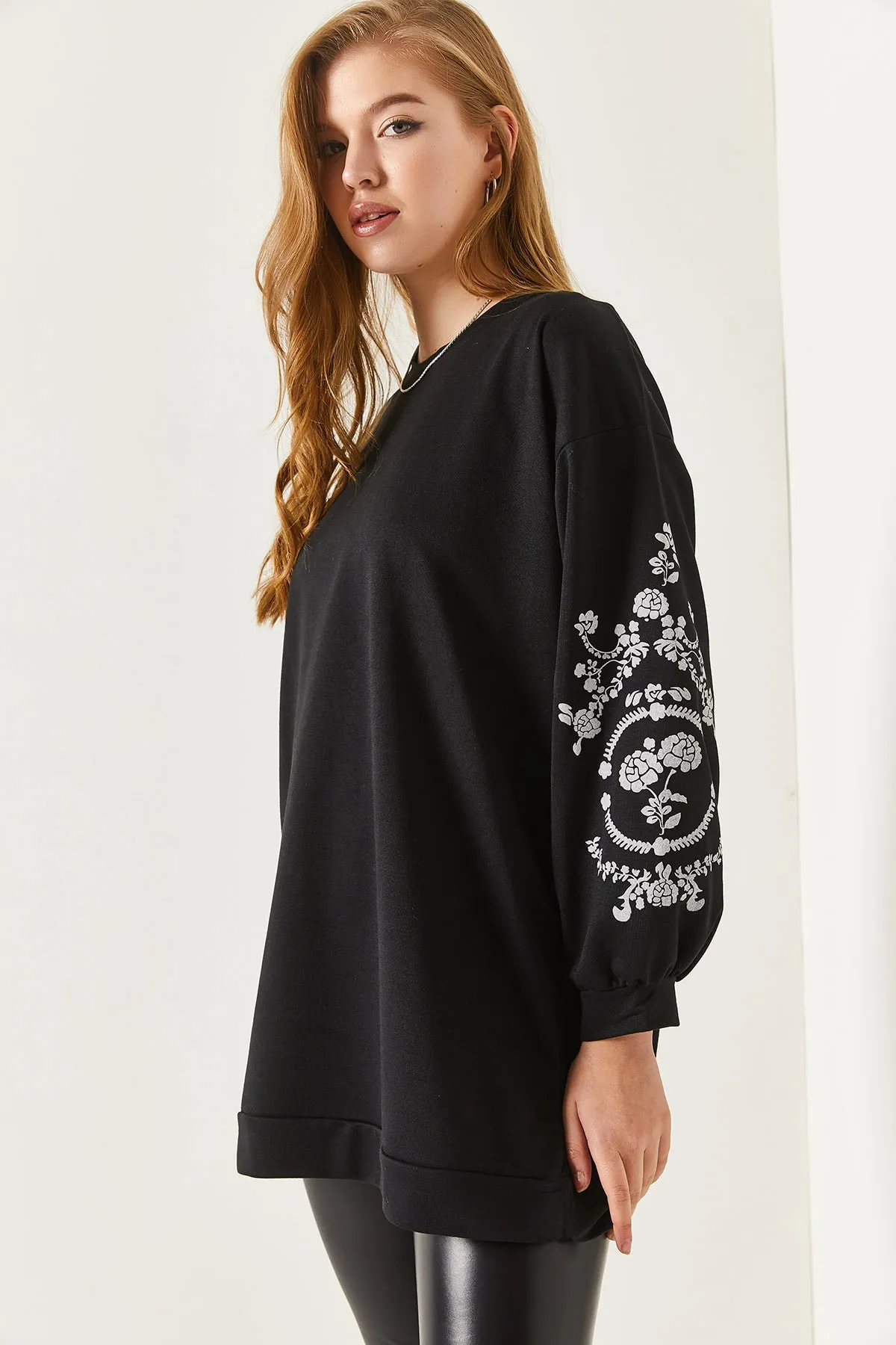 armonika  Schwarzes Damen-Sweatshirt mit Rundhalsausschnitt und geprägten Ärmeln ARM-21K024033