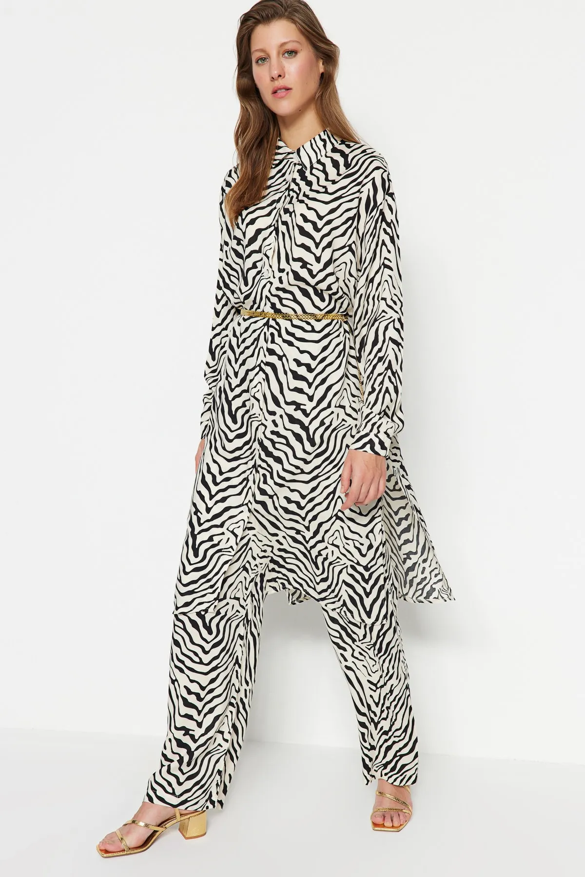 Trendyol Modest  Weißer Anzug aus gewebter Viskose mit Gürtel und Zebramuster, Tunika-Hose TCTSS23US00049