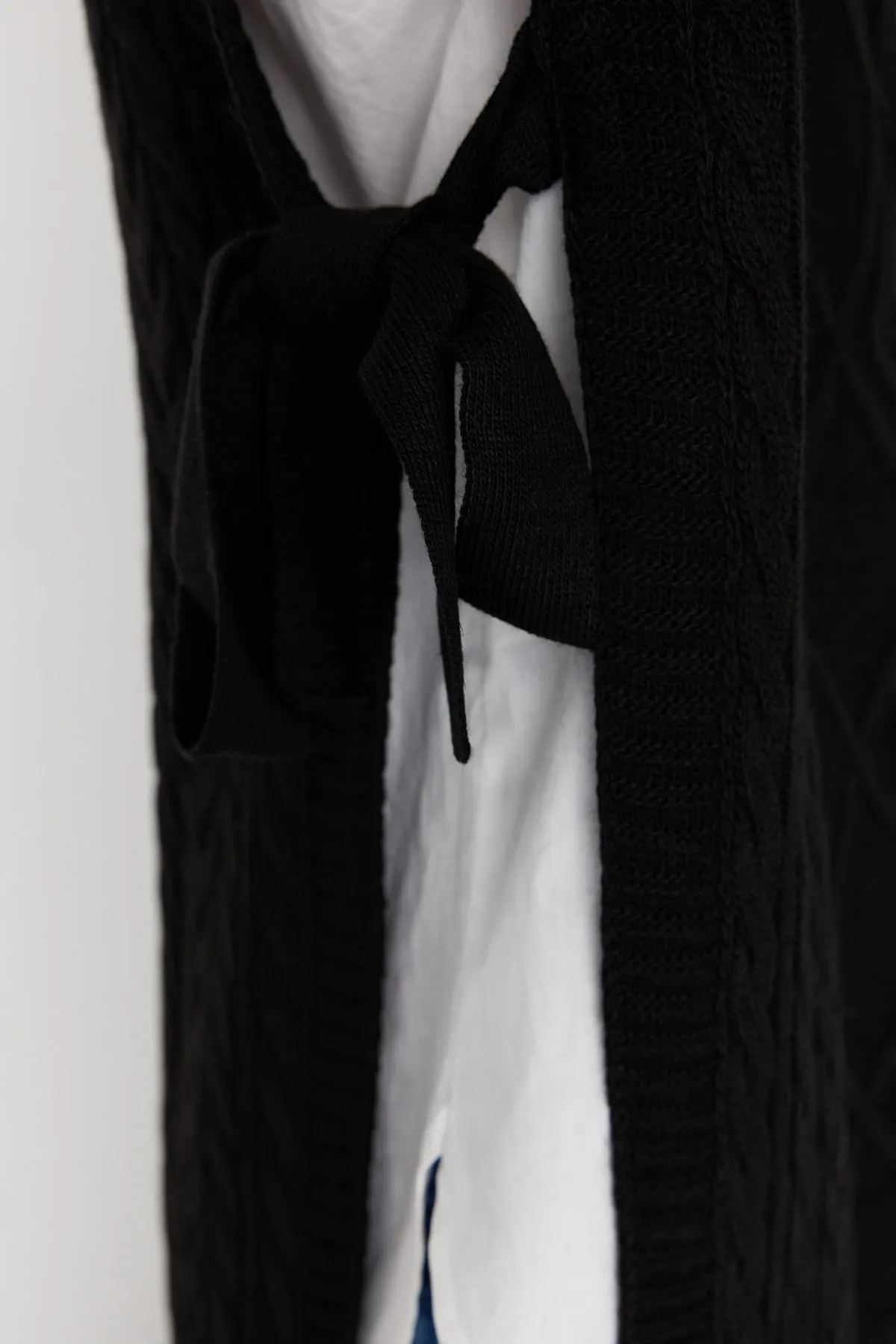 Trendyol Modest  Schwarzer geflochtener Strickpullover mit Bindegürtel TCTAW22UV0018