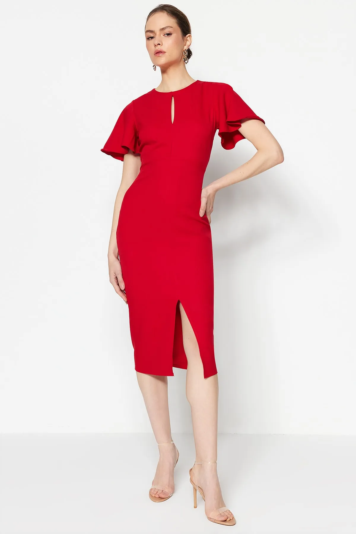Trendyol Collection  Rotes, figurbetontes, gewebtes Midi-Kleid mit tiefem Ausschnitt und detailliertem, kurzärmeligem, geschlitztem Webkleid TWOSS23EL00604