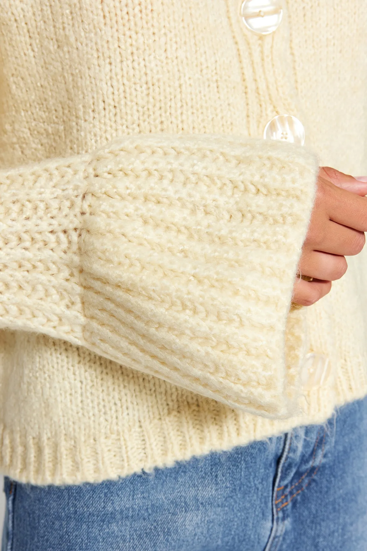 Trendyol Collection  Beige kurzer Strickcardigan mit V-Ausschnitt und Ärmeldetail TWOAW24HI00300