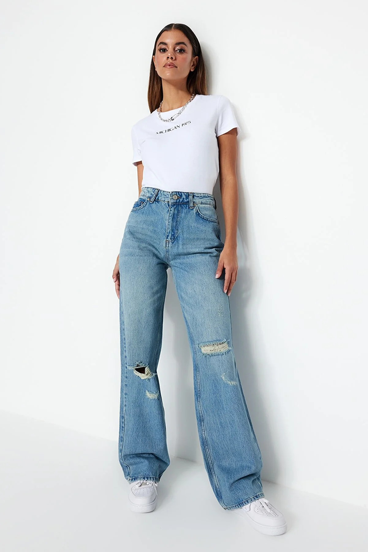 Trendyol Collection  Blaue, blasse Vintage-Jeans mit weitem Bein und Rissen, niedrige Taille, TWOSS23JE00102