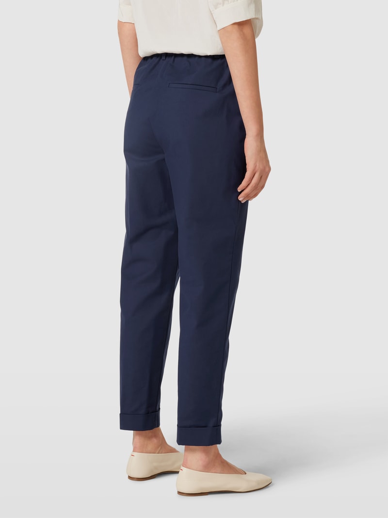 Bundfaltenhose mit seitlichen Eingrifftaschen Modell 'Aiana' in marineblau