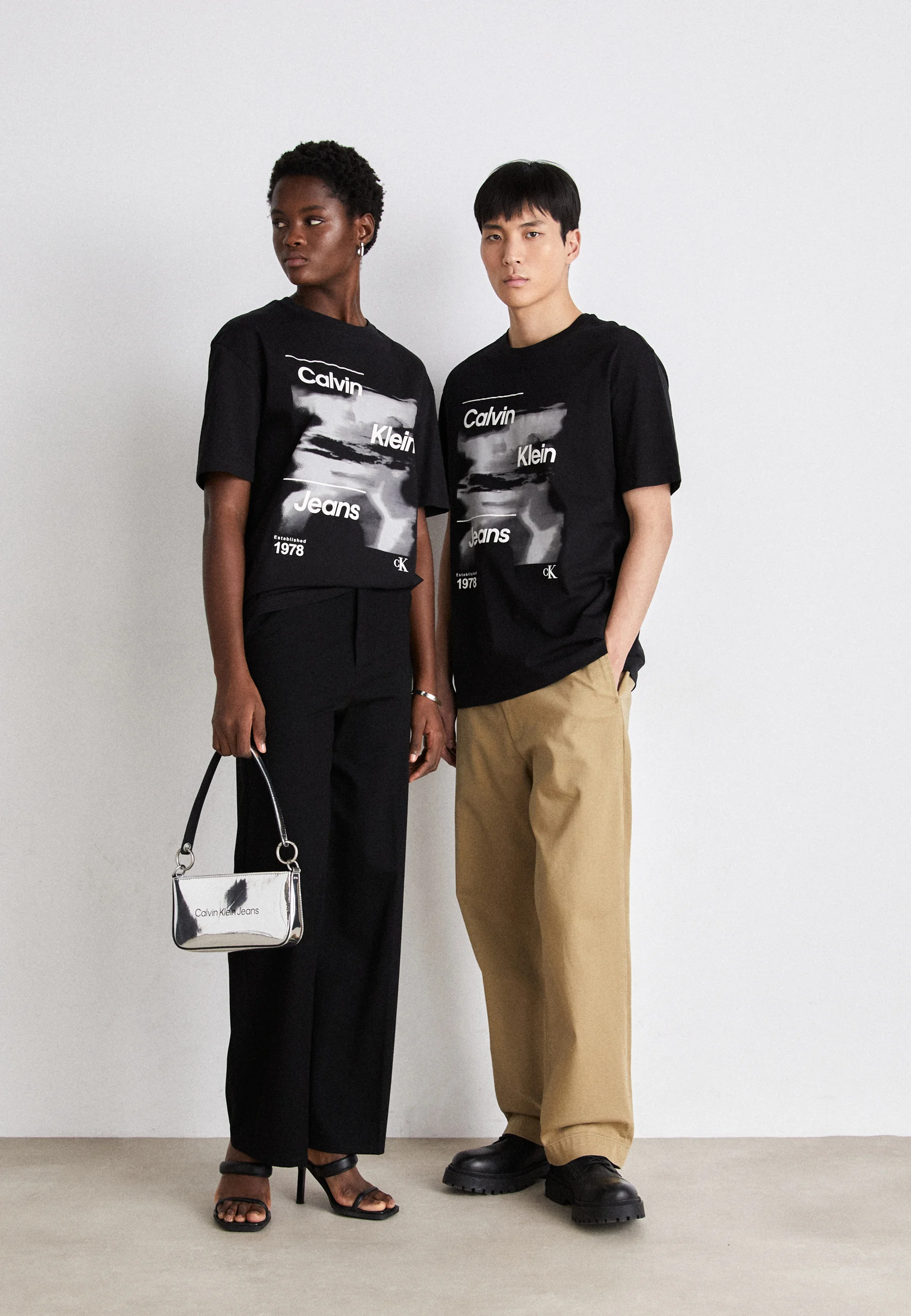 Calvin Klein Jeans DIFFUSED LOGO TEE UNISEX - Camiseta con estampado