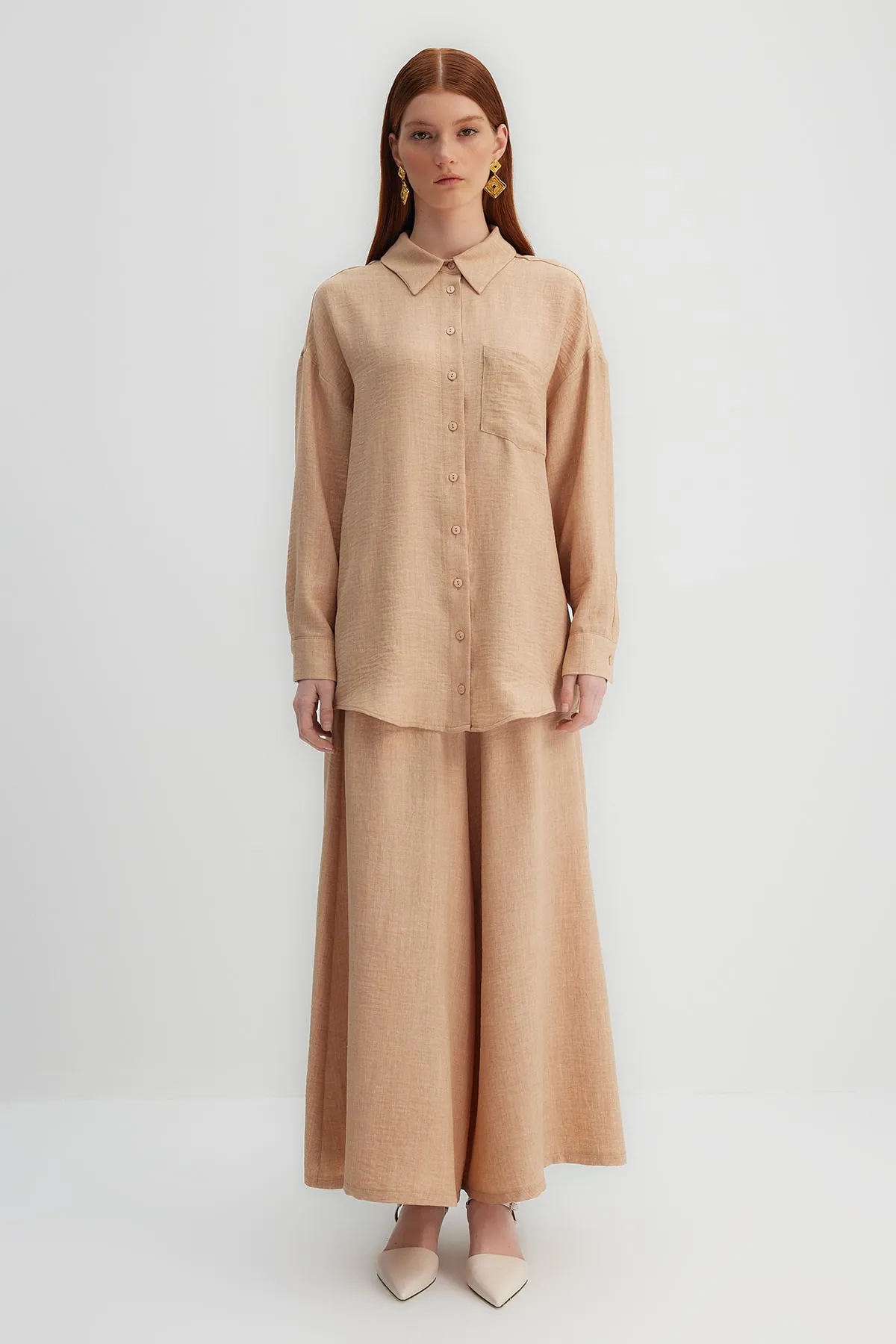 Trendyol Modest  X Kevser Sarıoglu Kamelfarbenes gewebtes Hemd-Hosen-Set mit weitem Bein TCLSS23US00001