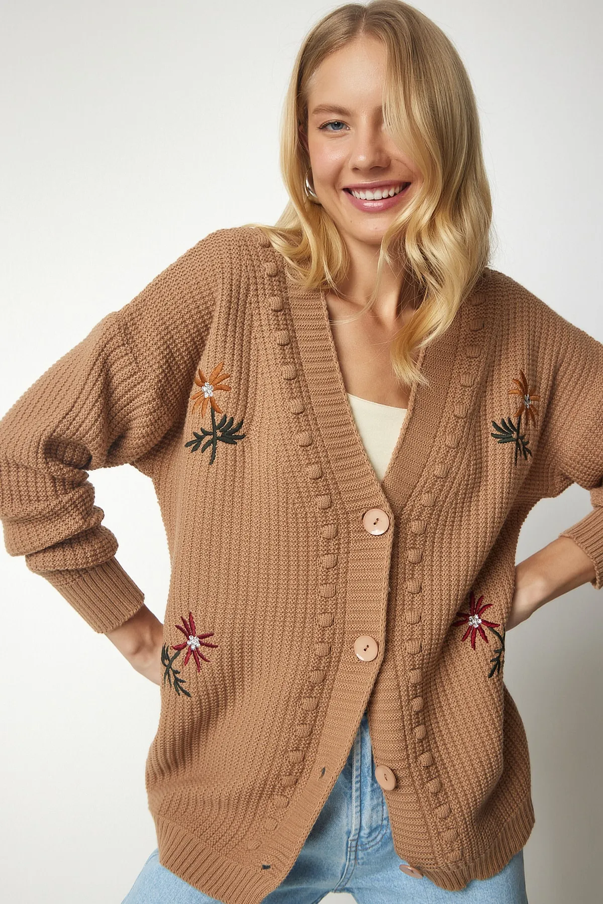 Happiness İstanbul  Damen-Strickjacke mit Blumenstickerei in Keksoptik KG00002