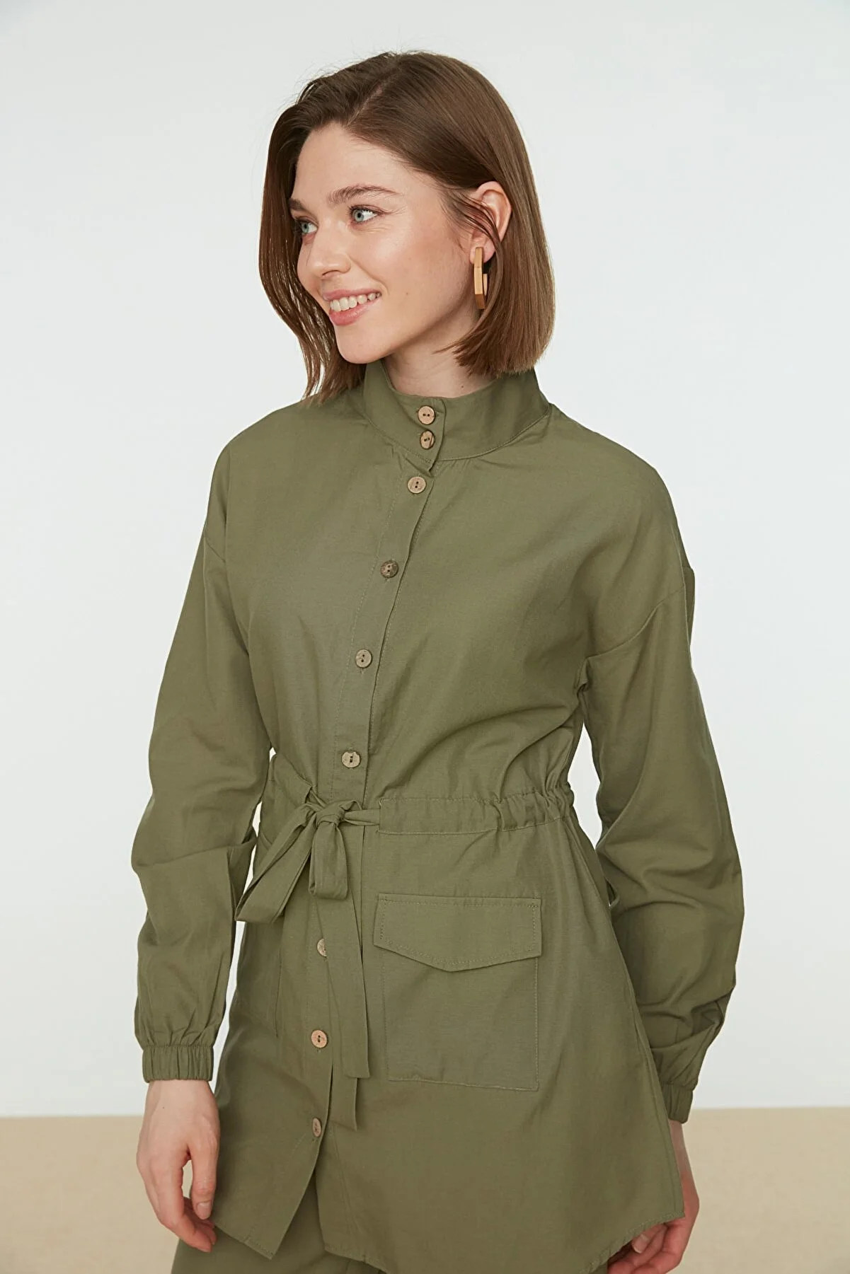 Trendyol Modest  Khakifarbener gewebter Hemd-Hosen-Anzug mit Stehkragen und Gürtel TCTSS21AU0247