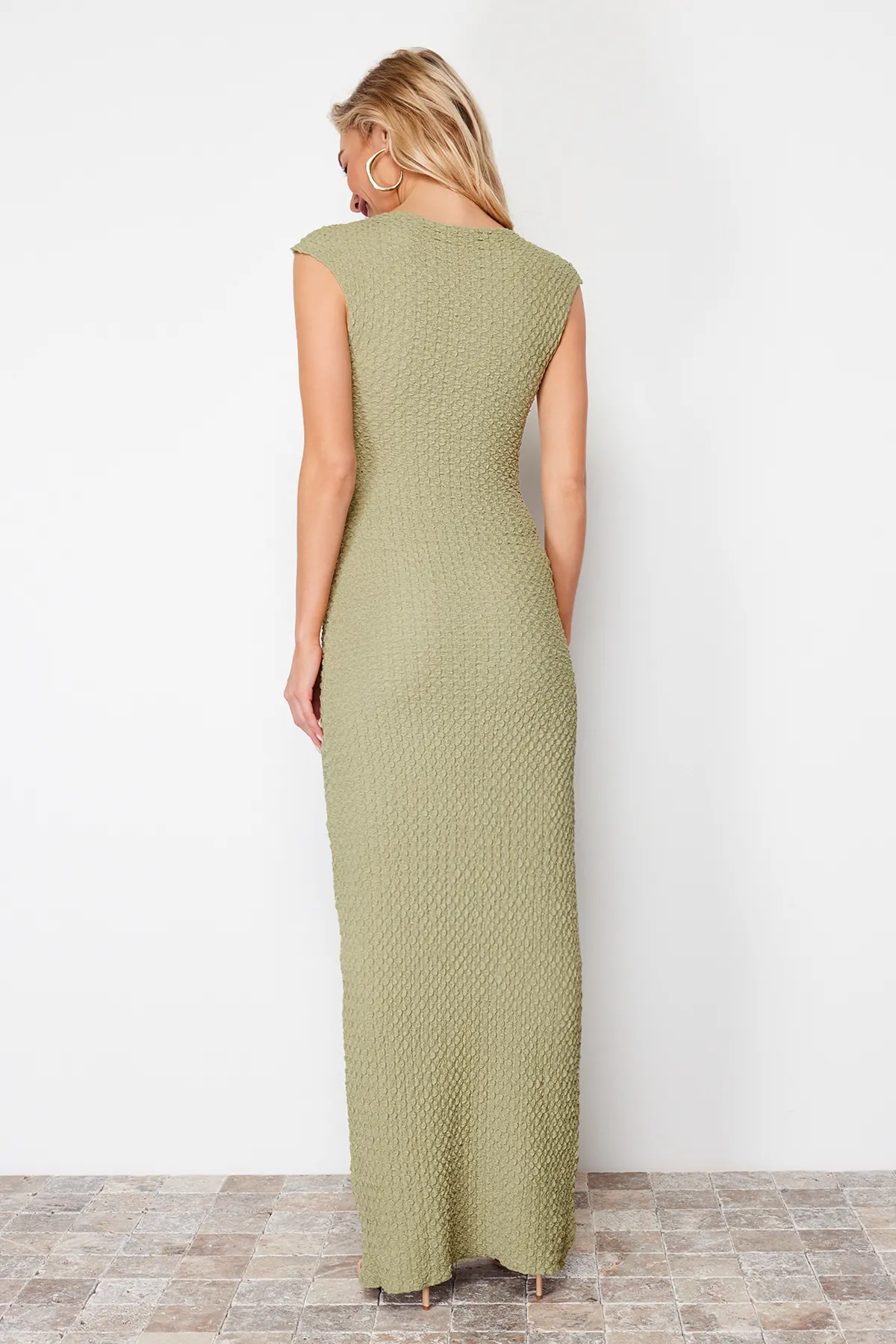 Trendyol Collection  Khakifarbenes, tailliertes/tailliertes Midi-Bleistiftkleid aus dehnbarem Strick mit Mondärmeln aus strukturiertem Stoff TWOSS24EL00103