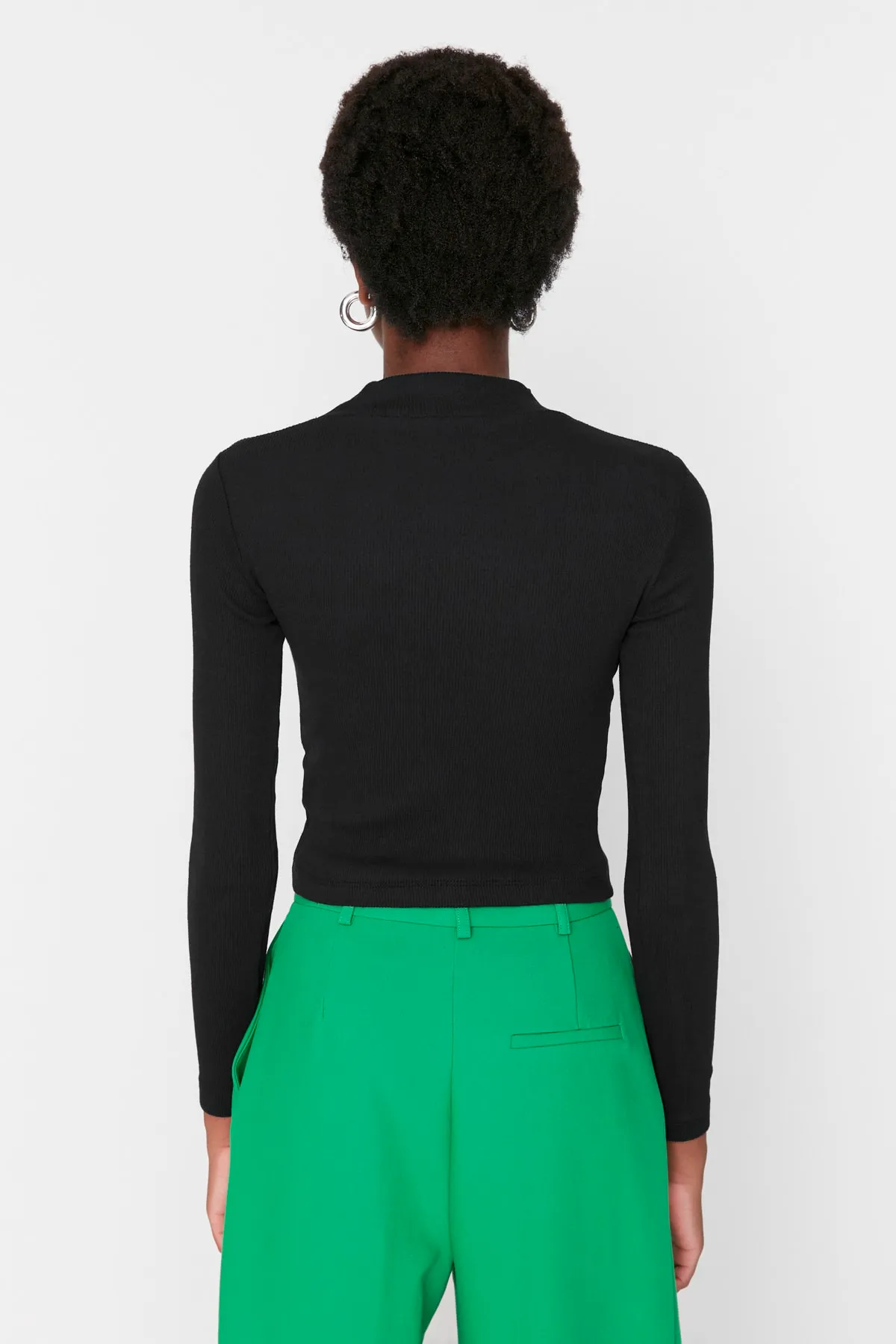 Trendyol Collection  Schwarze Crop-Strickbluse mit Druckknopfdetail am Kragen TWOAW23BZ00258