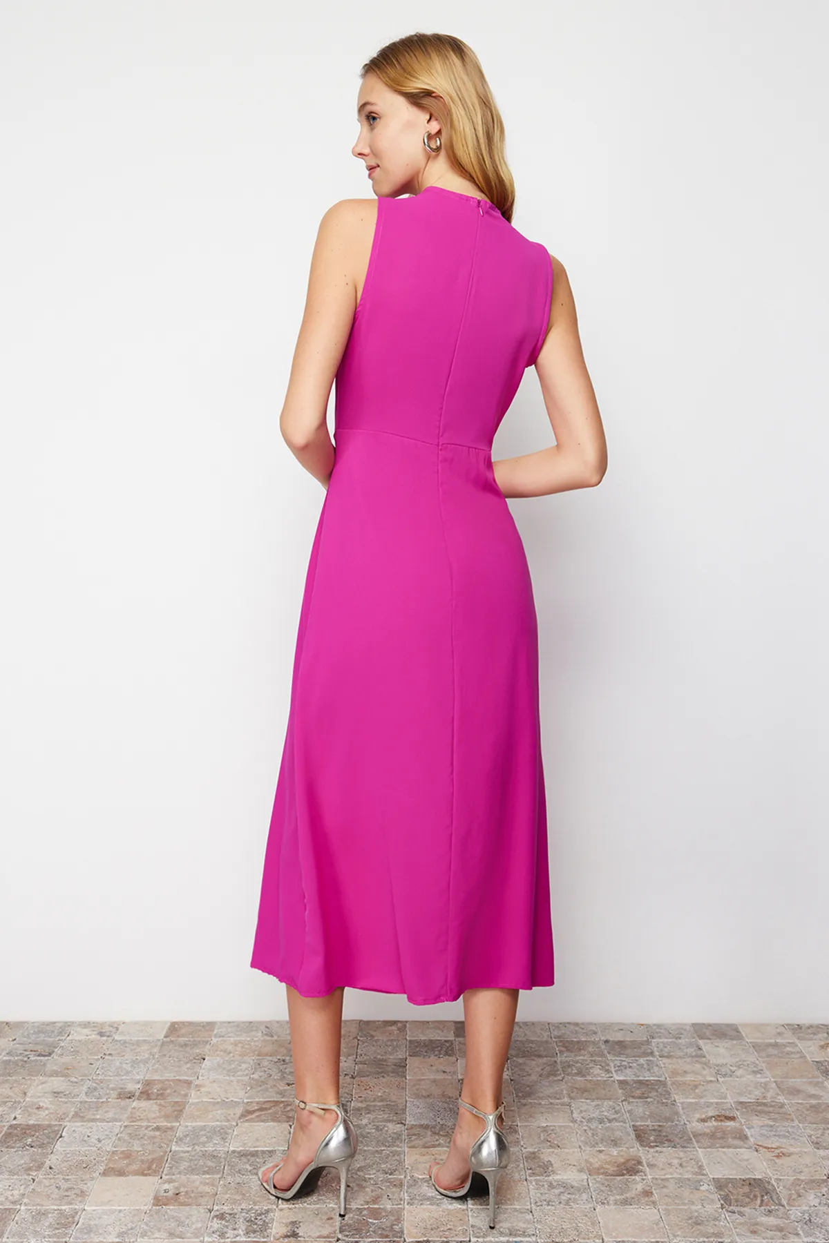 Trendyol Collection  Rosa Volantkragenrock mit Cut-out-Detail, gewebtes Midikleid TWOSS24EL00390