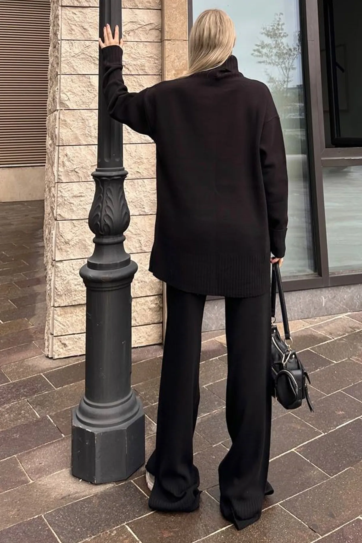 lovebox  Schwarzer Rollkragenpullover in Oversize-Passform mit langen Ärmeln und schwarzer Strickhose mit hoher Taille, Anzug 003