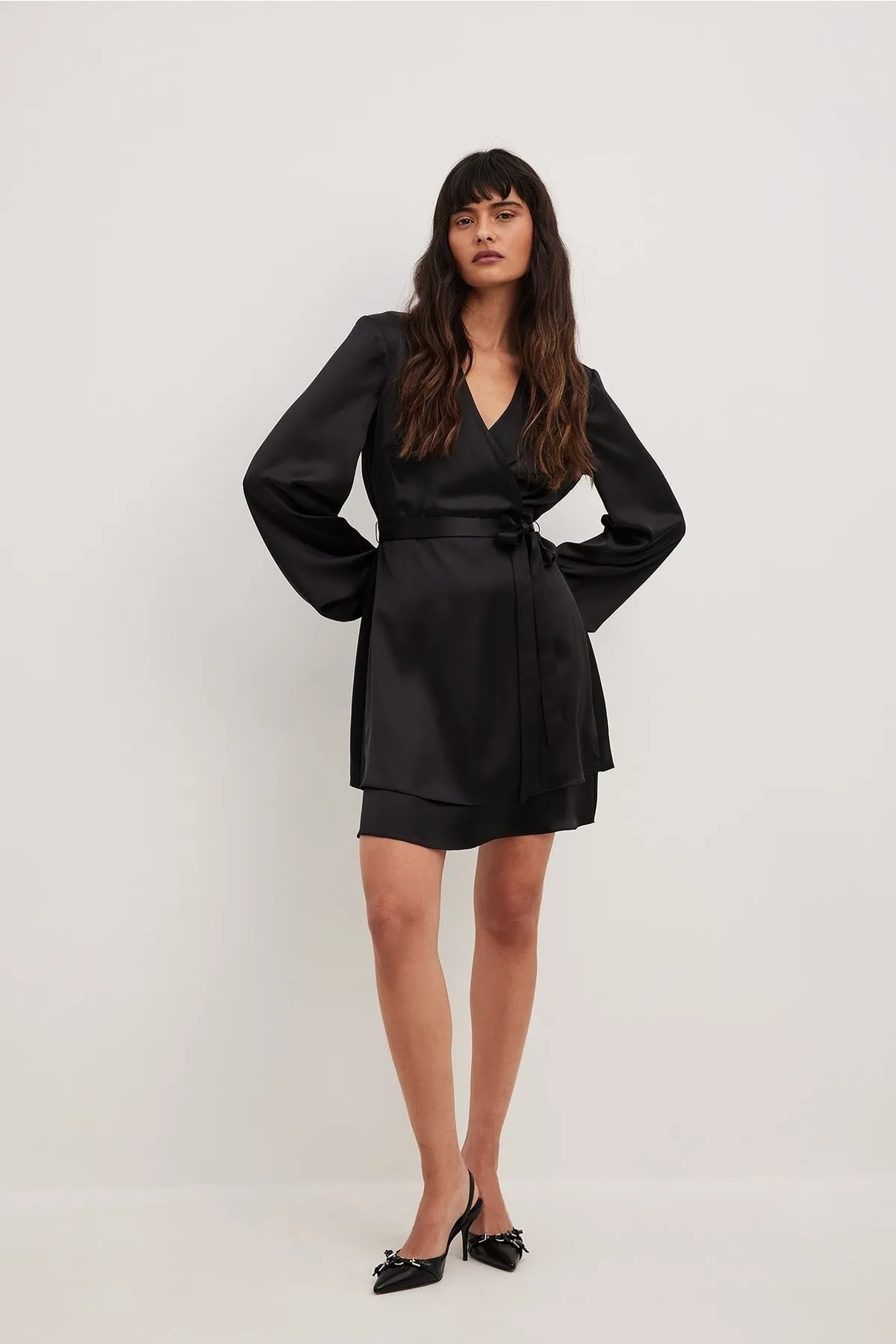 NA-KD  Minikleid aus Satin mit Überlappung