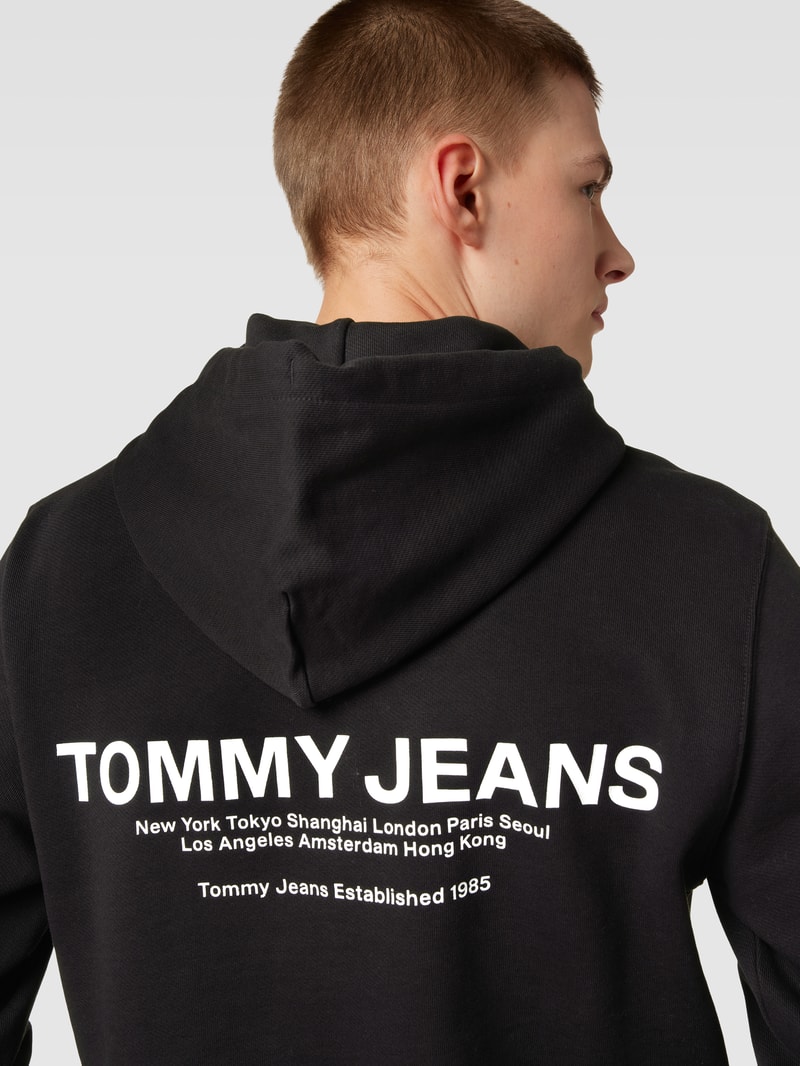 Hoodie mit Känguru-Tasche in schwarz
