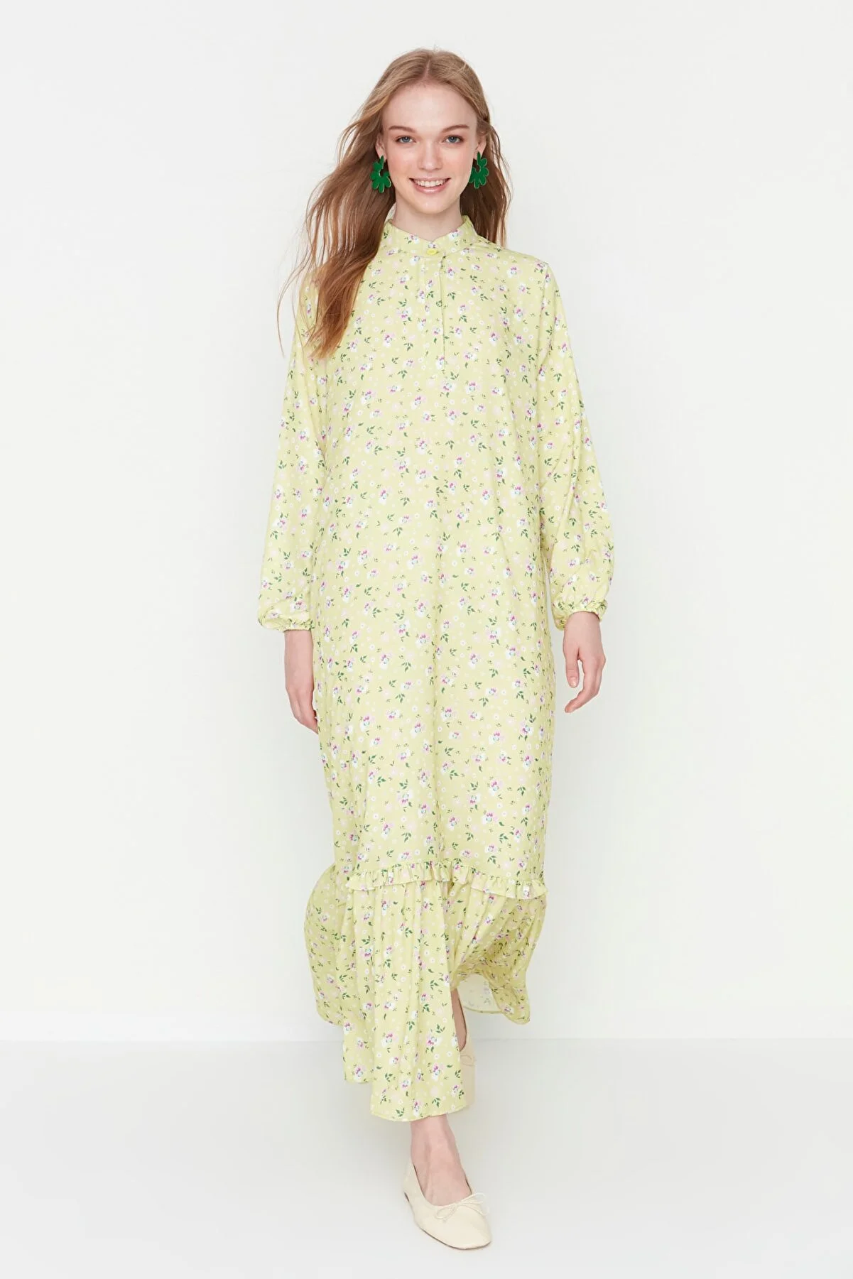 Trendyol Modest  Hellgelbes, gewebtes Kleid mit Blumenmuster, halber Knopfleiste und Rüschenspitze, gefüttert TCTSS21EL3353