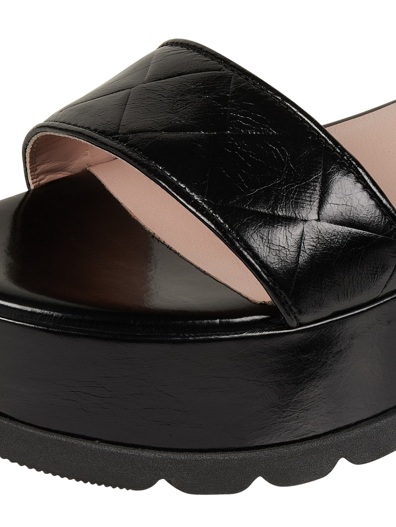 Sandale aus Leder mit Plateau-Sohle in schwarz