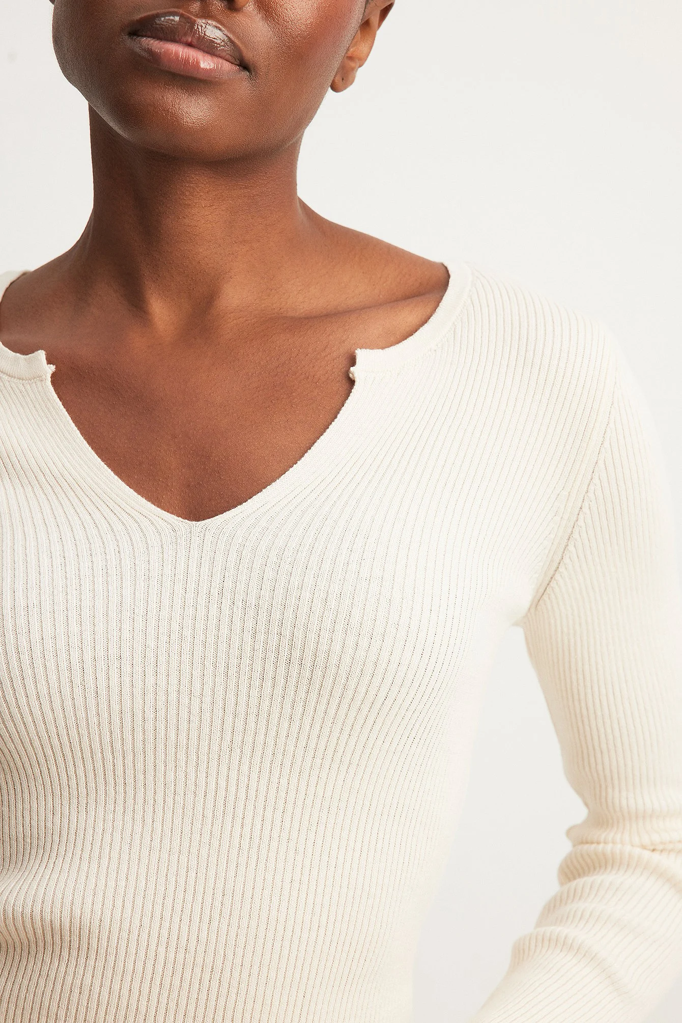 Leichter Ripp-Strickpullover mit V-Detail