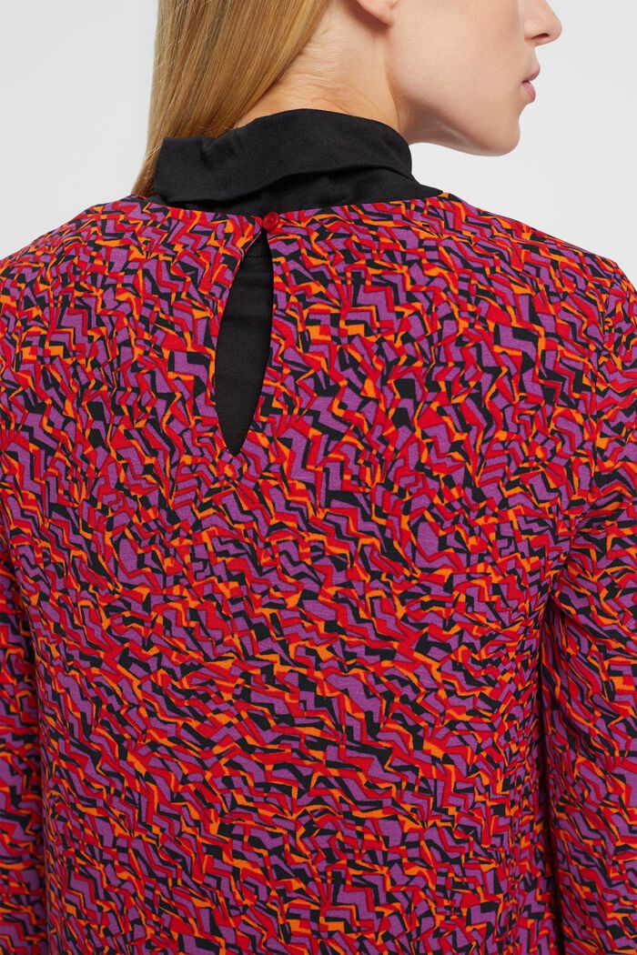 Minikleid mit Muster und Cut-out
