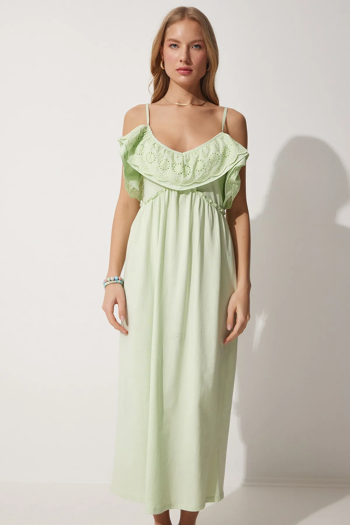 Happiness İstanbul  Grünes Guipure-Trägerkleid für Damen mit detailliertem, lässigem Sommerkleid WO00028