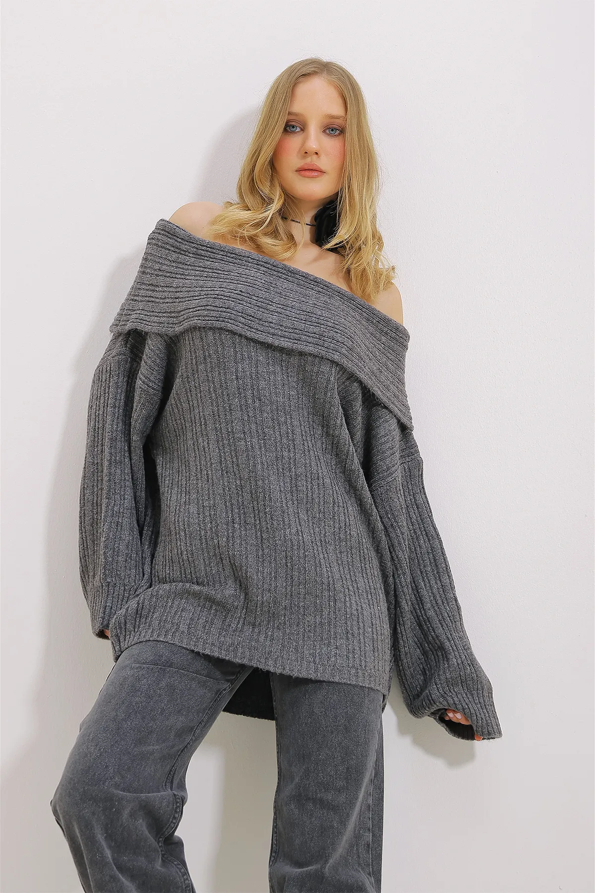 Trend Alaçatı Stili  Anthrazitfarbenes, geripptes Oversize-Sweatshirt mit Madonna-Kragen für Damen ALC-X11370