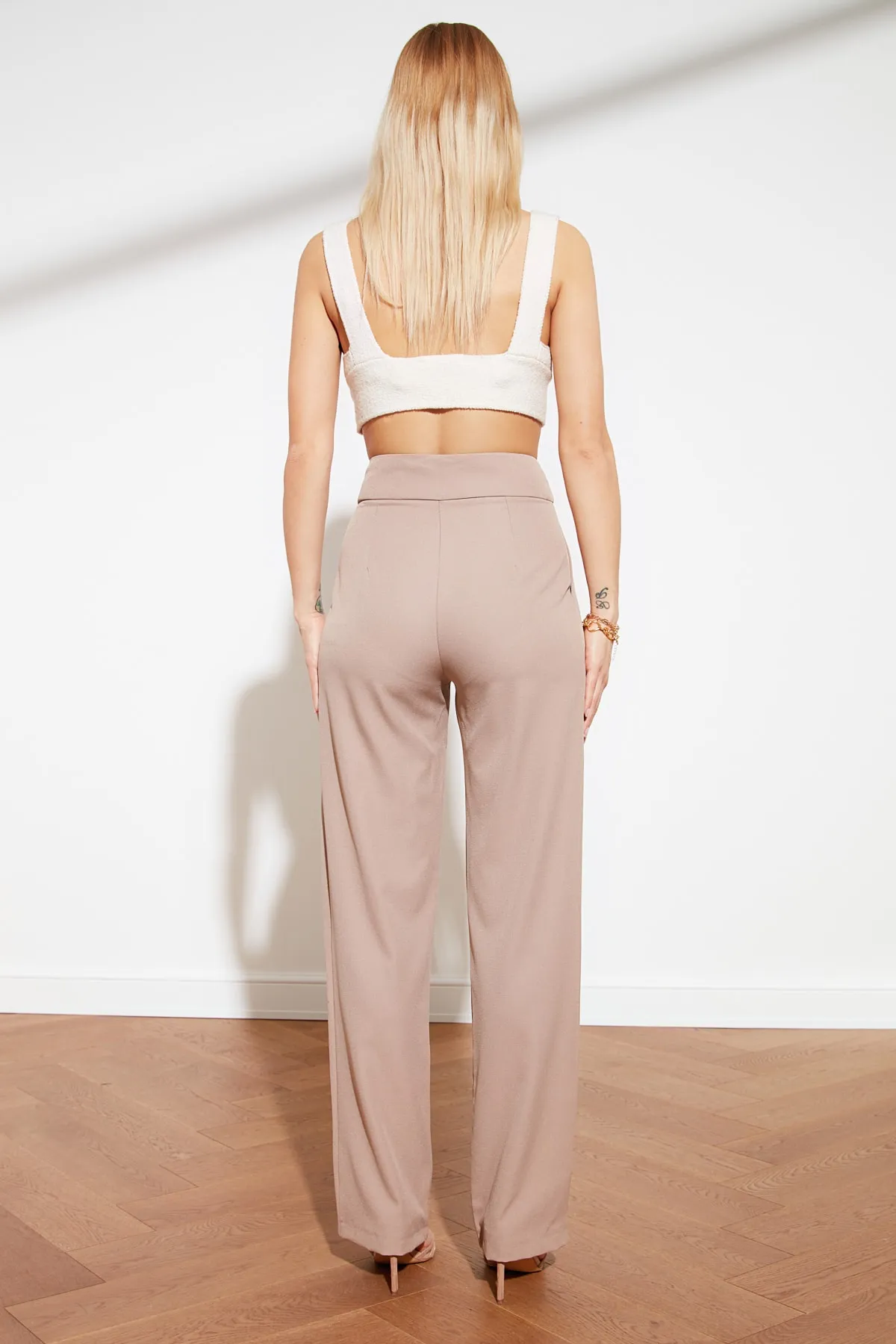 Trendyol Collection  Nerzfarbene, plissierte Webhose mit weitem Bein TWOSS19WX0017