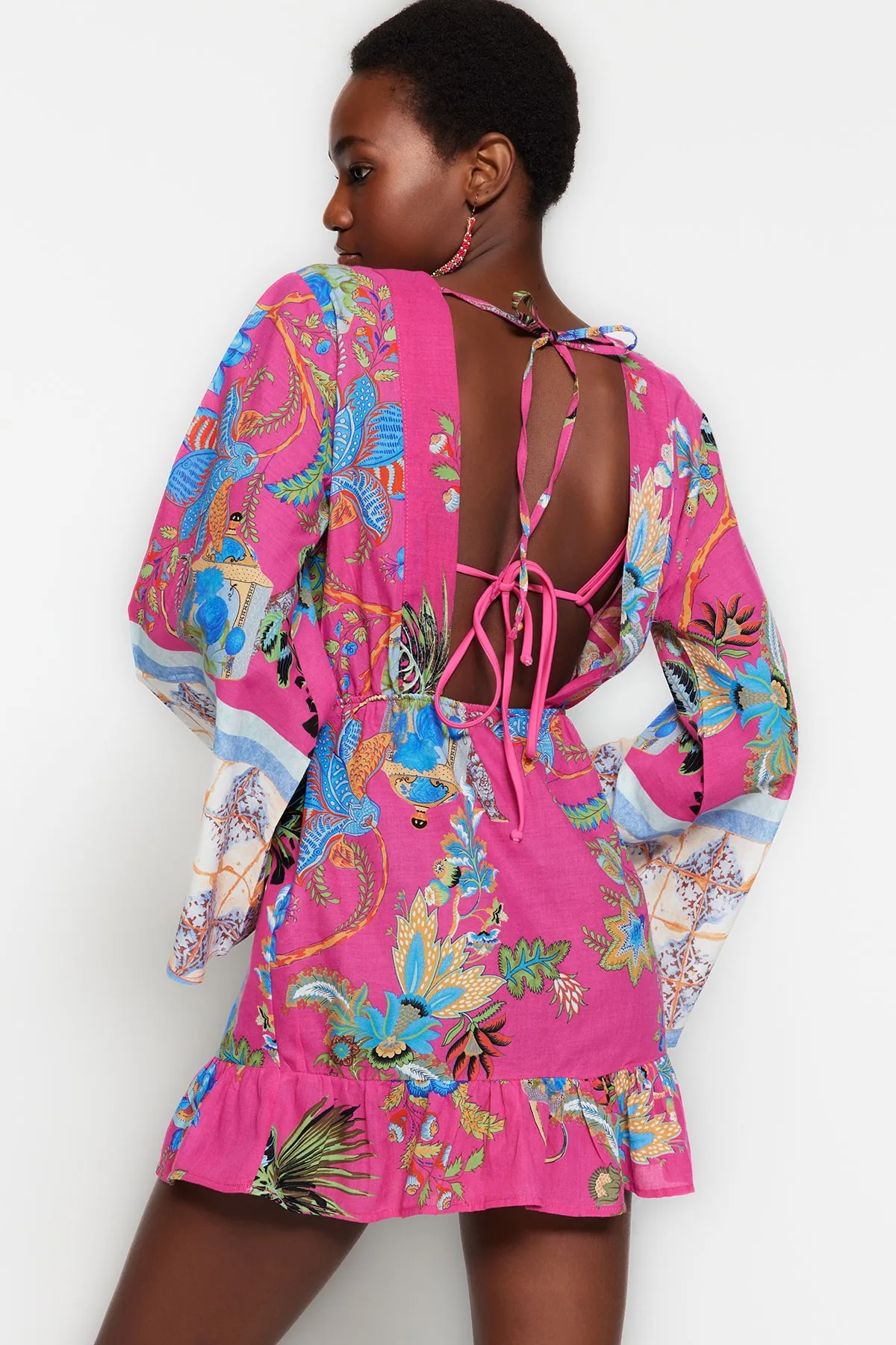 Trendyol Collection  Blumengemustertes Mini-Strandkleid mit gewebtem Volant aus 100 % Baumwolle TBESS23EL00030