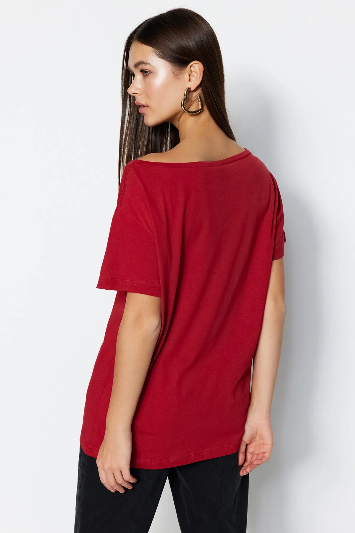 Trendyol Collection  Rotes Boyfriend-Strick-T-Shirt aus 100 % Baumwolle mit U-Boot-Ausschnitt TWOSS20TS0140