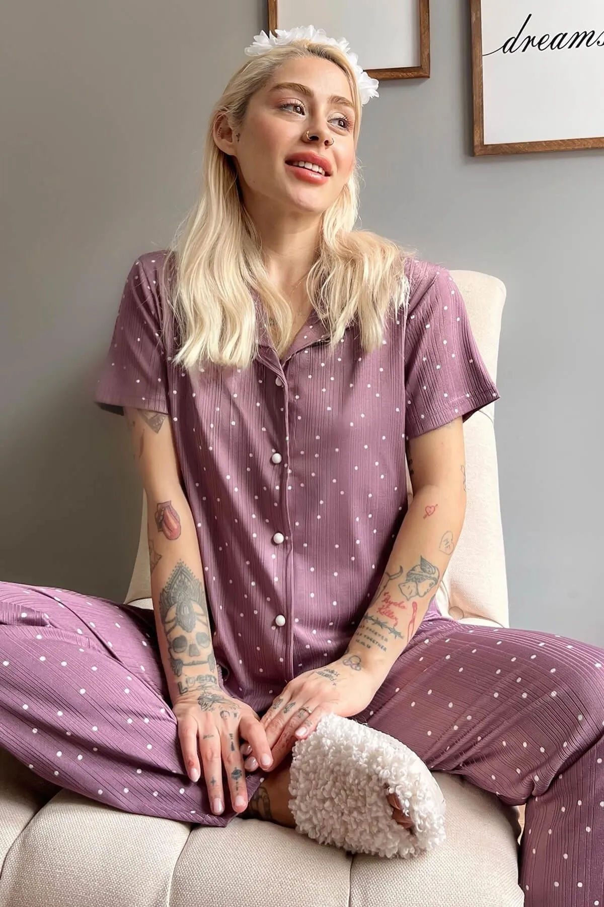 Pijamaevi  Kurzärmliger Damen-Pyjama mit violettem Punktmuster und gestrickter Vorderseite und Knöpfen