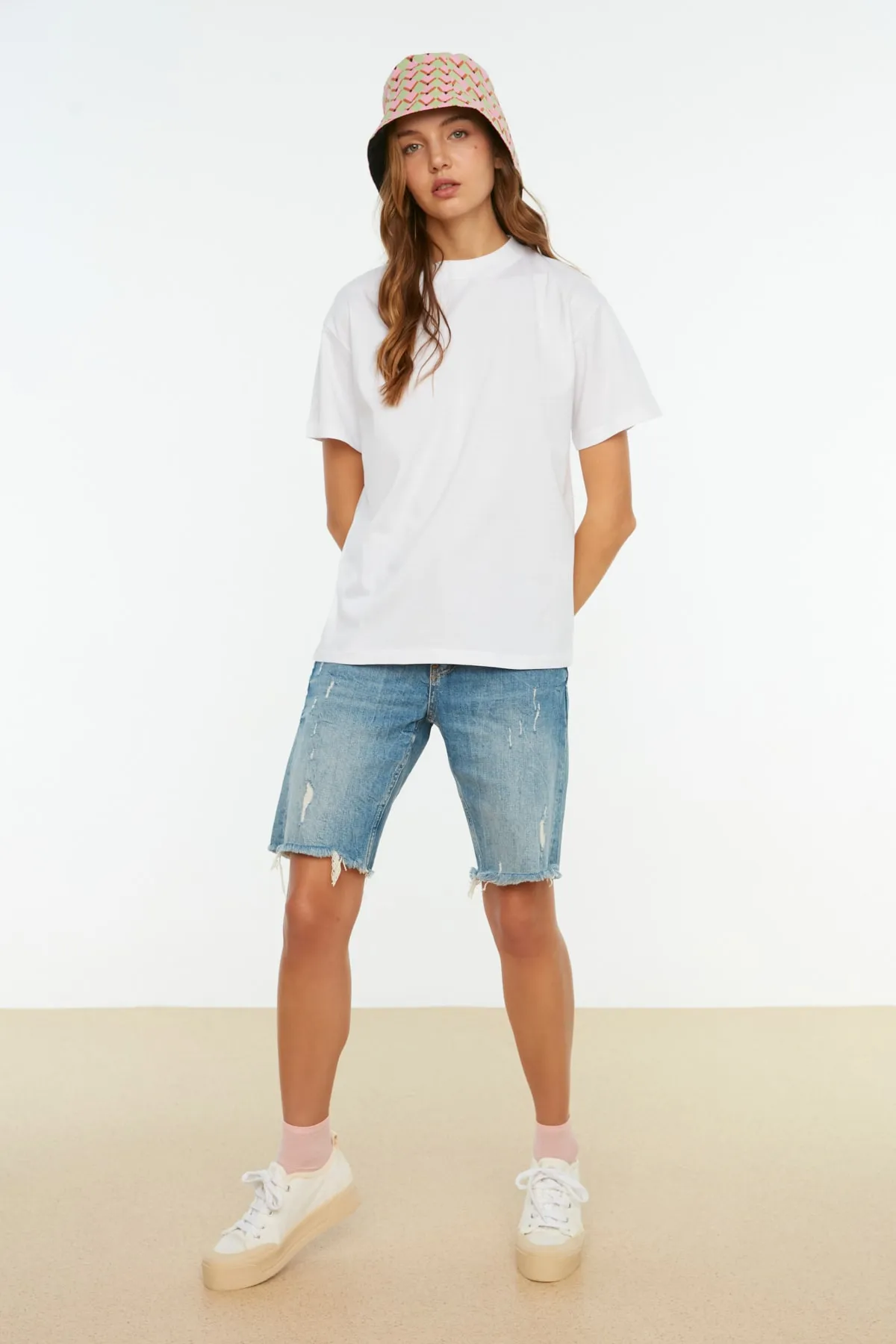 Trendyol Collection  Weißes Basic-Strick-T-Shirt aus 100 % Baumwolle mit Stehkragen TWOAW20TS0096