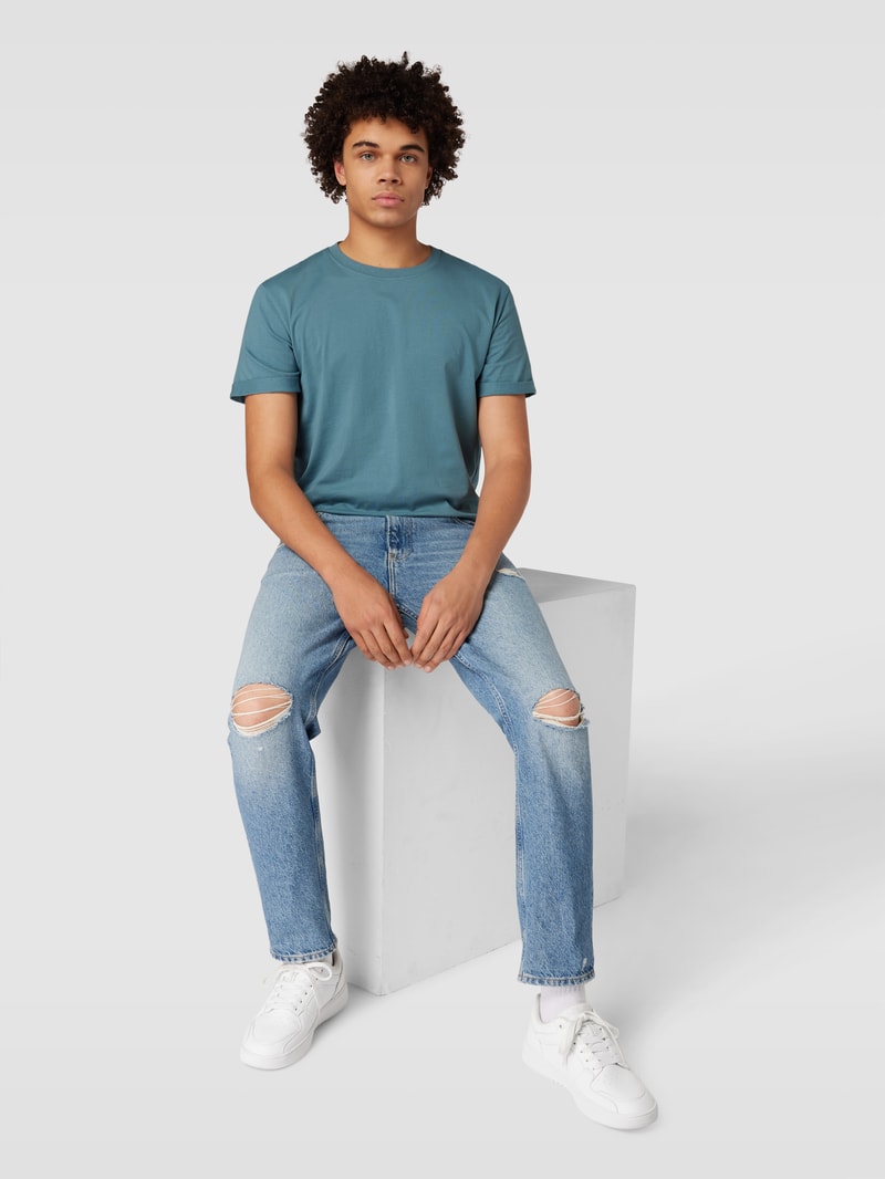 T-Shirt mit Label-Patch in rauchblau