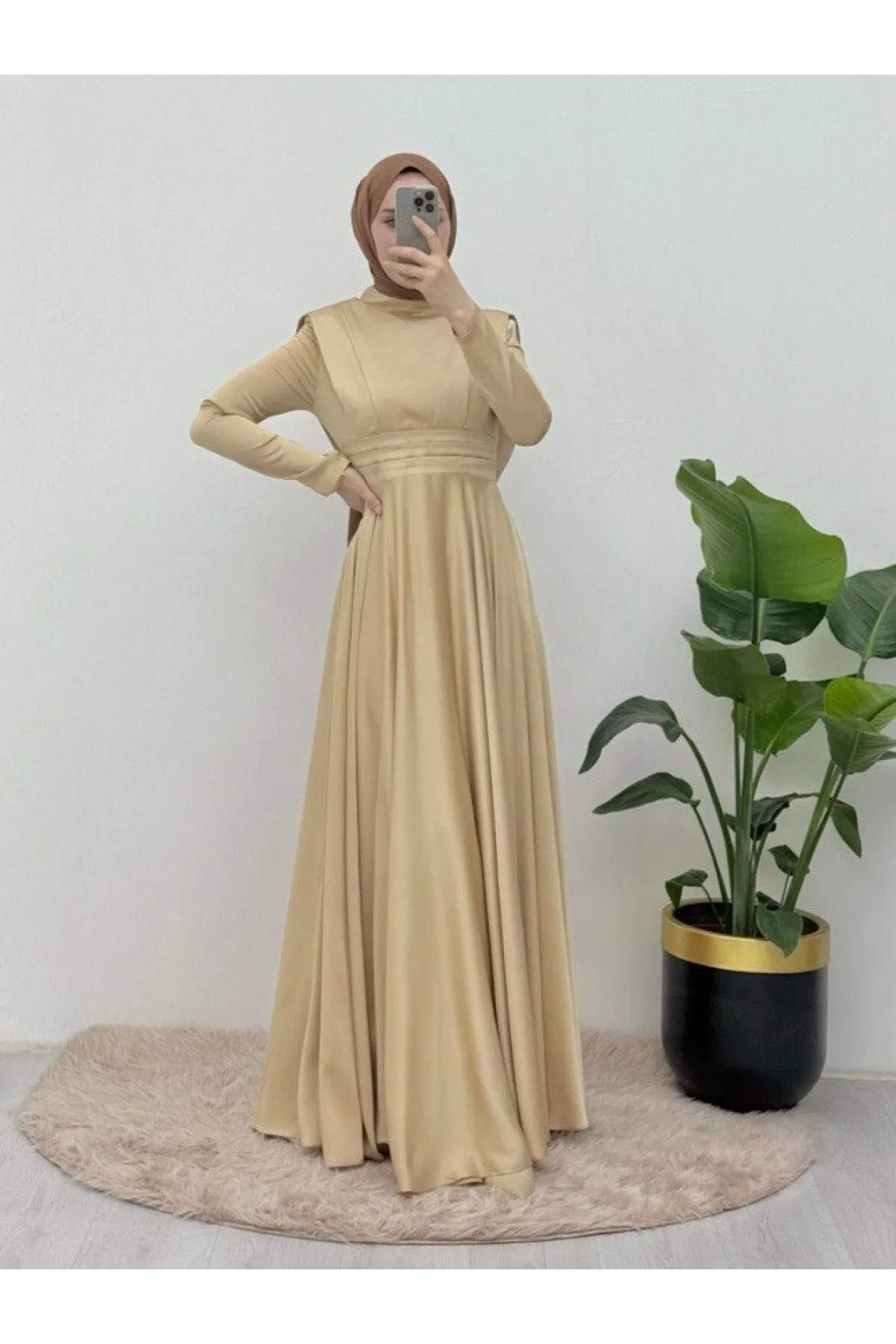 Modamorfo  Doppellagiges Satin-Abendkleid mit Falten an der Taille und an der Vorderseite