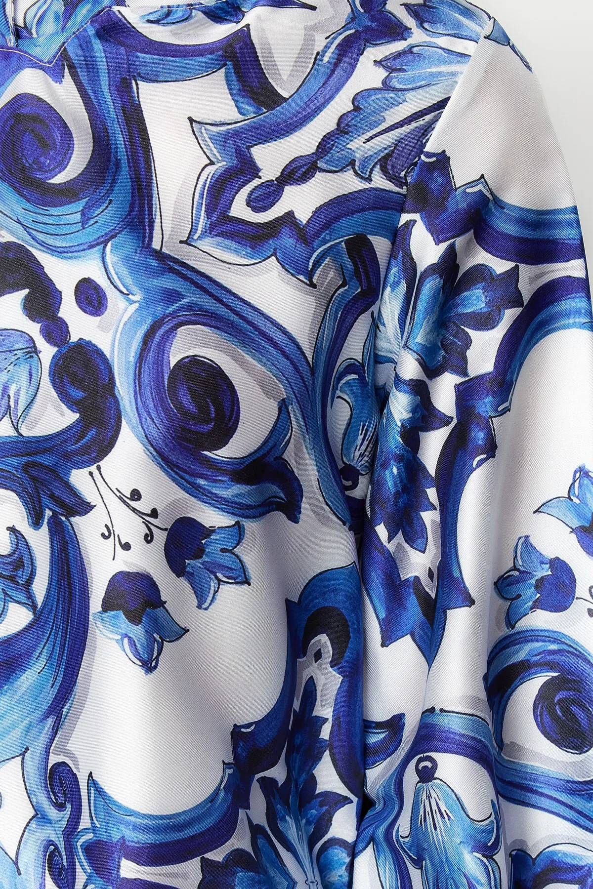 Trendyol Modest  Abendkleid mit ethnischem Muster und blauer Satinoberfläche TCTSS23DB00028