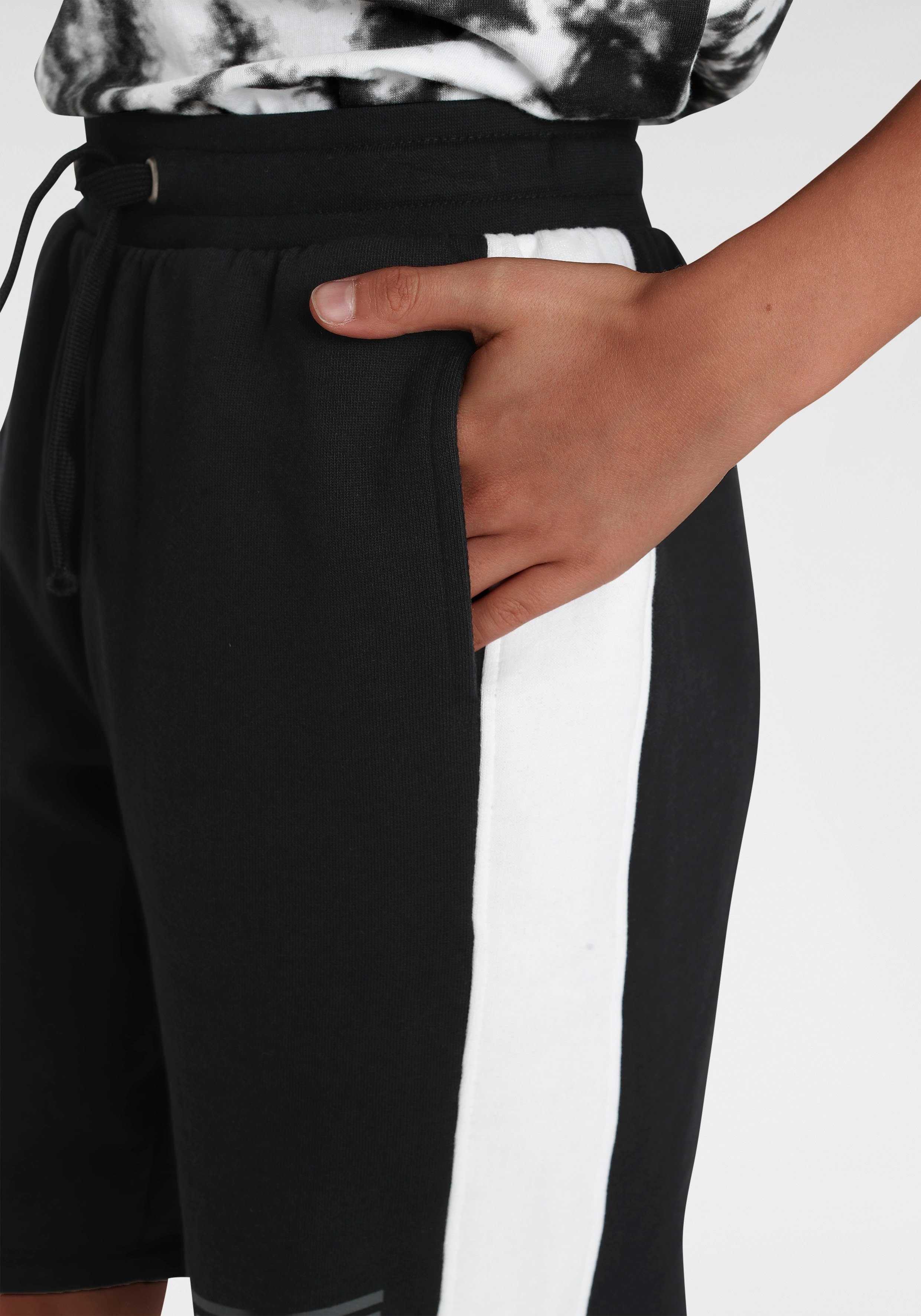 Bench. Sweatbermudas mit farbigen Kontrasten