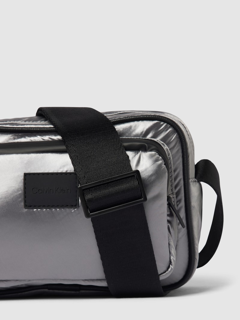 Umhängetasche in metallic in silber