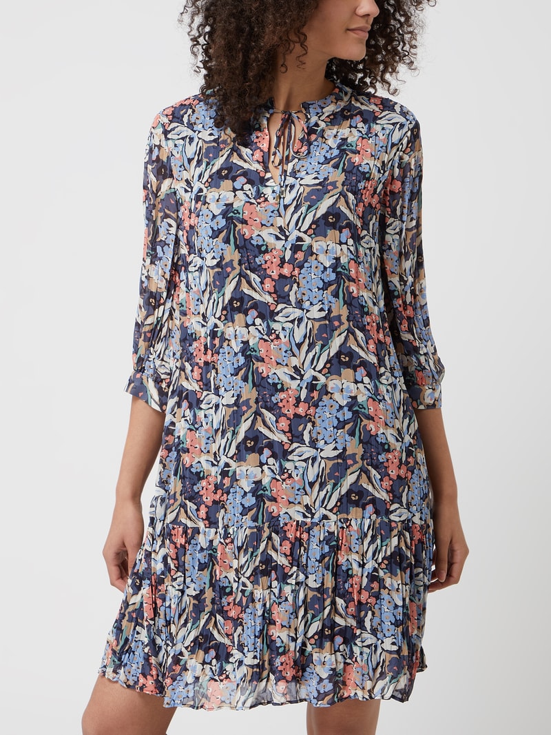 Kleid mit Plisseefalten in hellblau