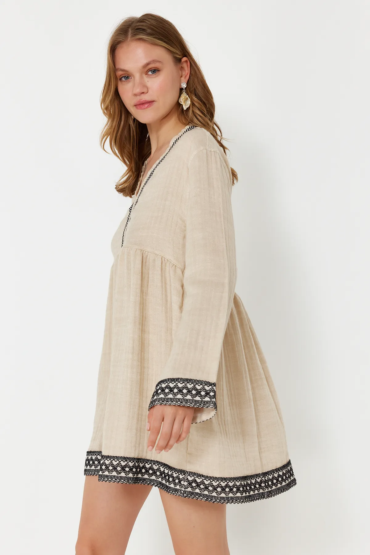Trendyol Collection  Beiges, weit geschnittenes Mini-Strandkleid aus Musselin mit gewebten Streifen und Zubehör TBESS24EL00117