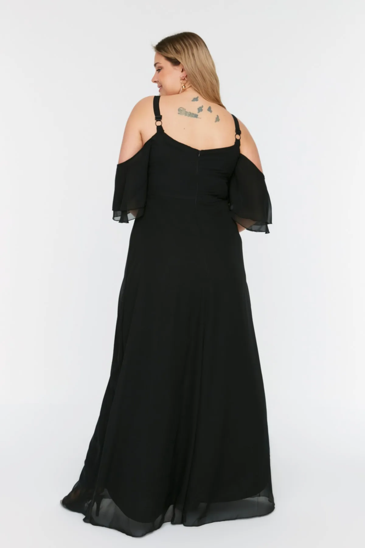 Trendyol Curve  Schwarzes gewebtes Chiffon-Abendkleid mit zweireihigem Kragen TBBSS22AH0178