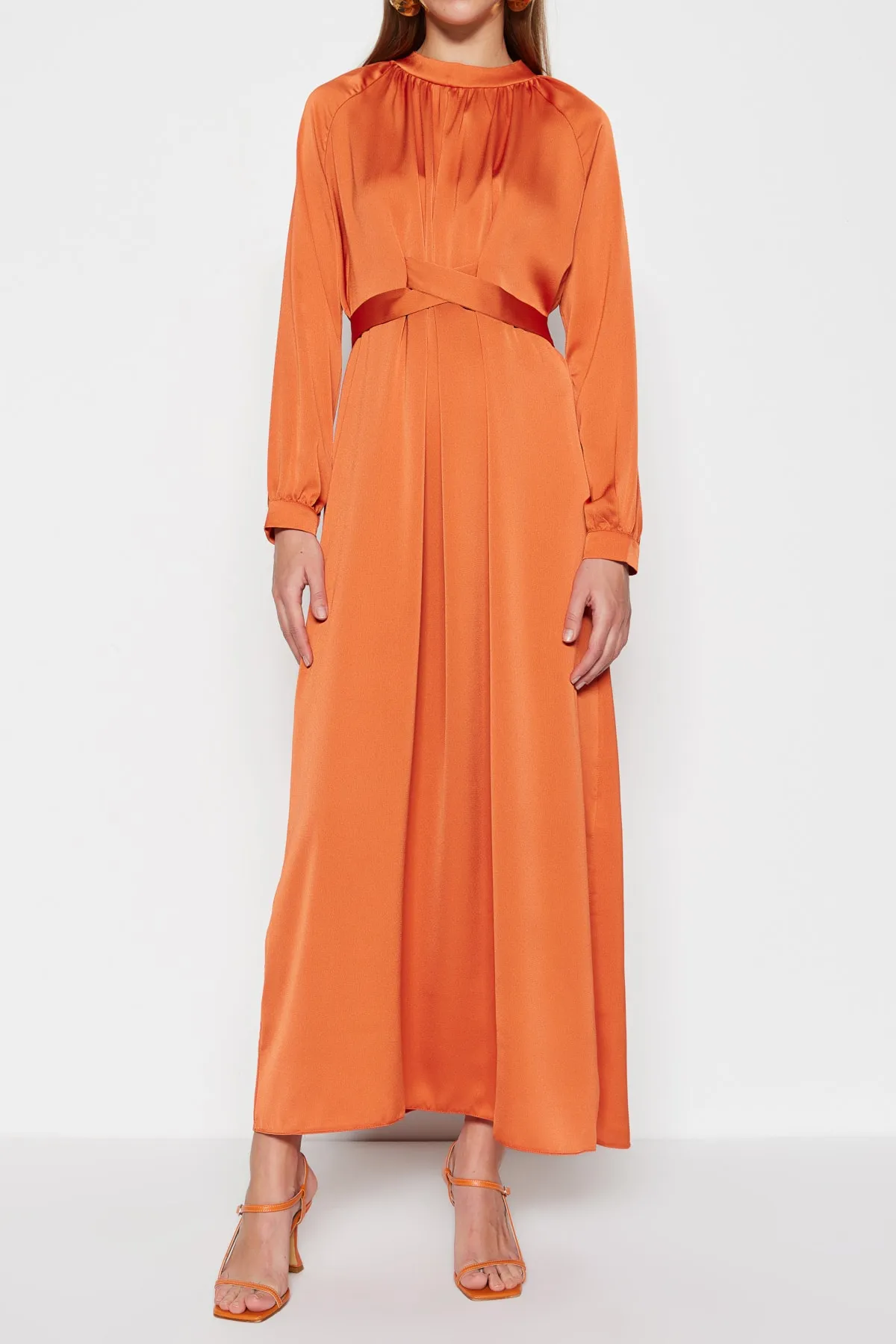 Trendyol Modest  Orangefarbenes Abendkleid aus Satin mit Gürtel TCTSS23DB00038