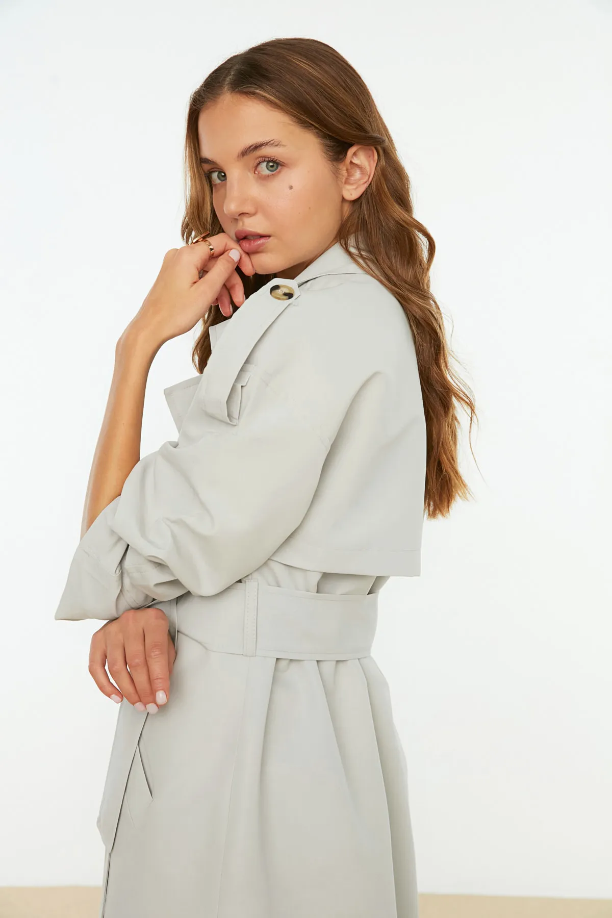 Trendyol Collection  Beiger, weit geschnittener, langer, wasserabweisender Trenchcoat mit Gürtel TWOSS21TR0005