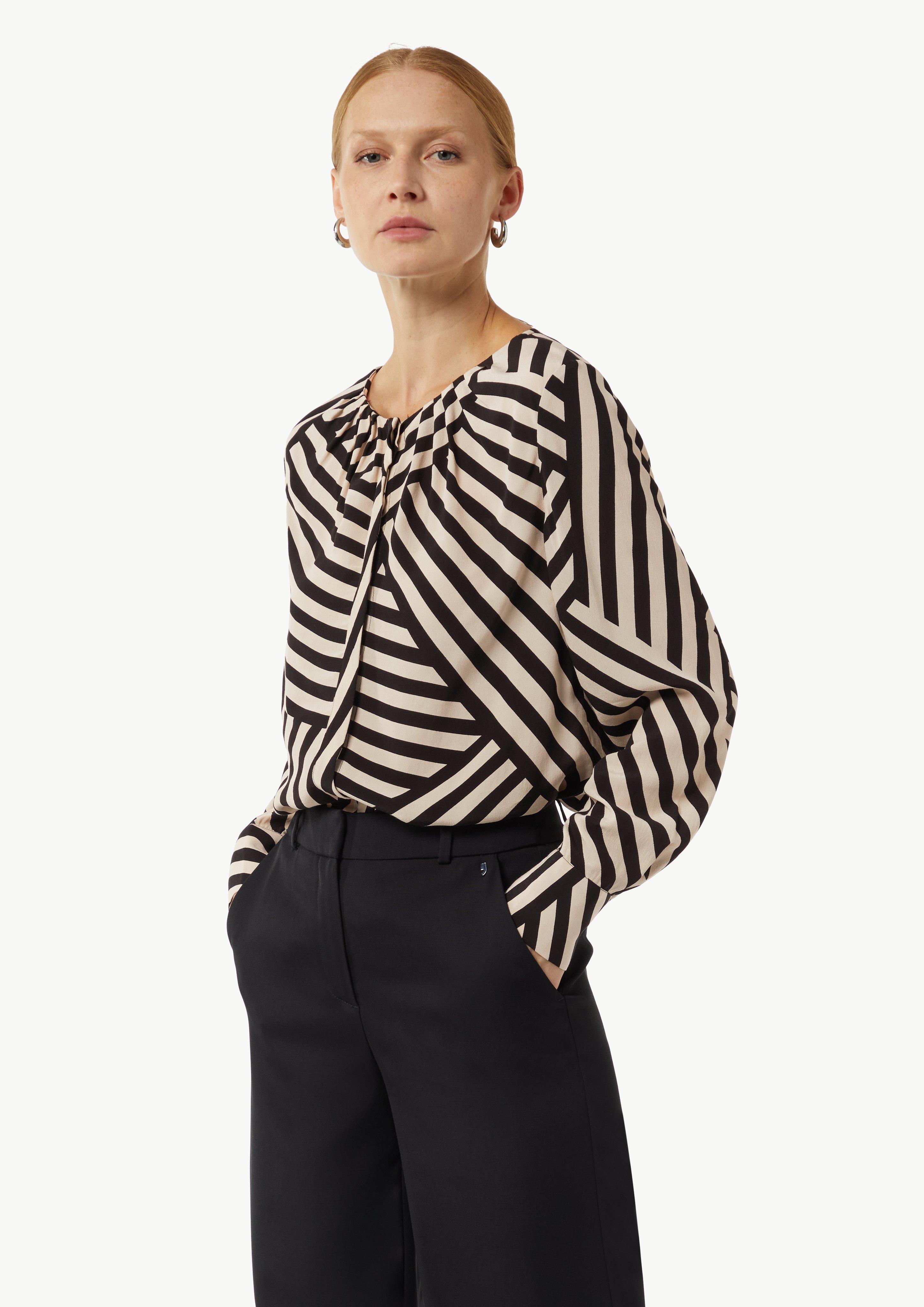 Crêpe-Bluse mit All-over-Print und Faltendetails - schwarz
