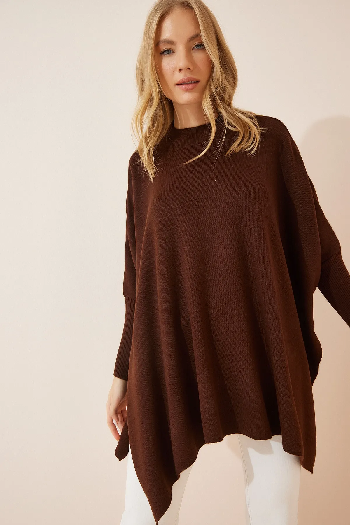 Happiness İstanbul  Brauner Oversize-Poncho-Pullover mit Seitenschlitz für Damen YY00005