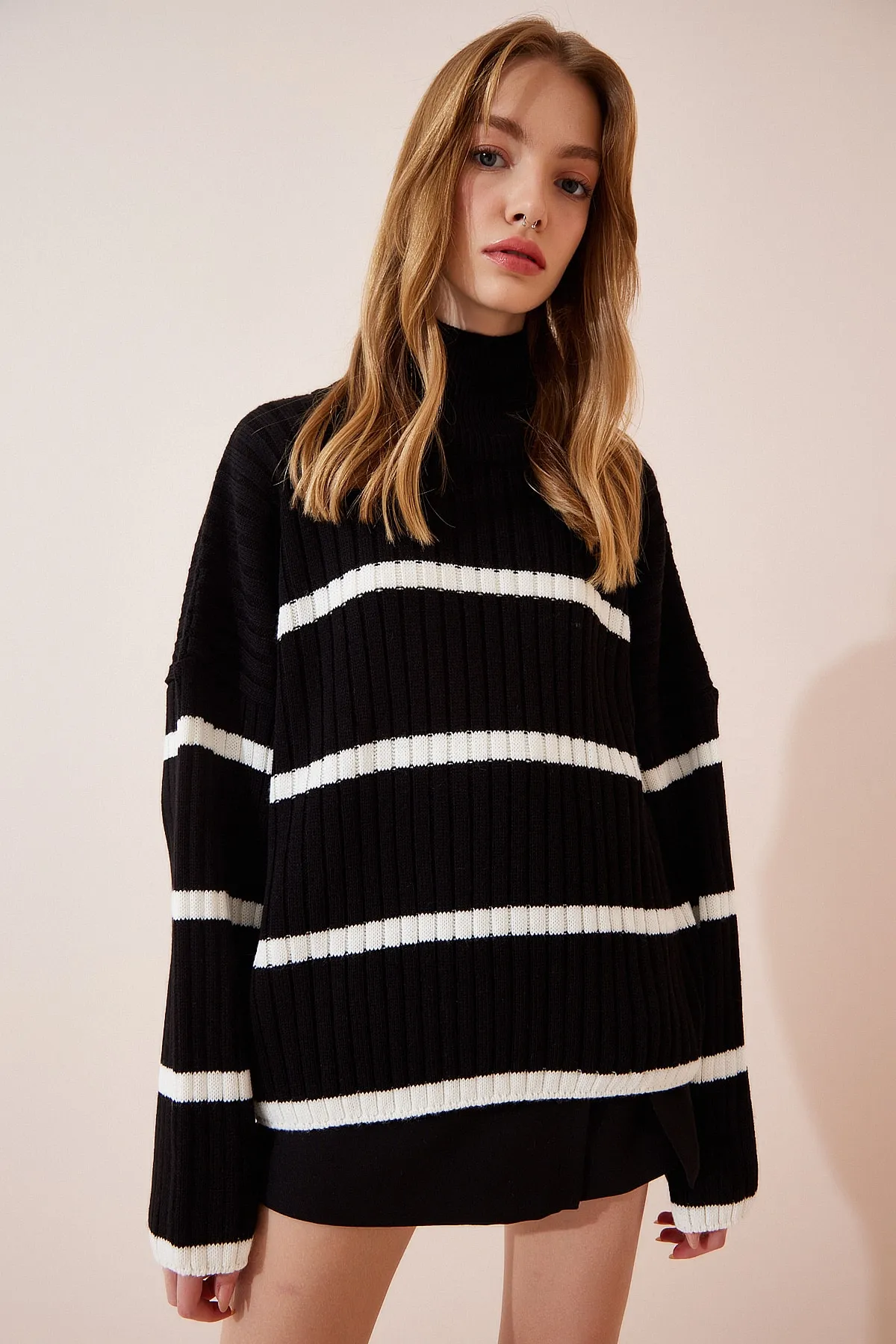 Happiness İstanbul  Schwarzer Rollkragenpullover mit Streifenmuster für Damen in Übergröße DD01143