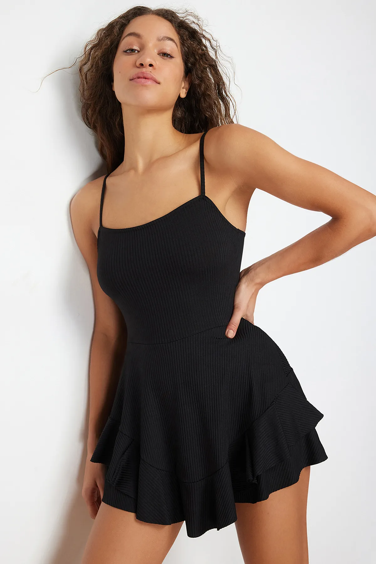 Trendyol Collection  Schwarzer Mini-Jumpsuit mit Riemchenvolant und Shorts TWOSS23TU00044