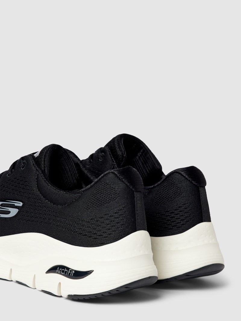 Sneaker mit Label-Detail in schwarz