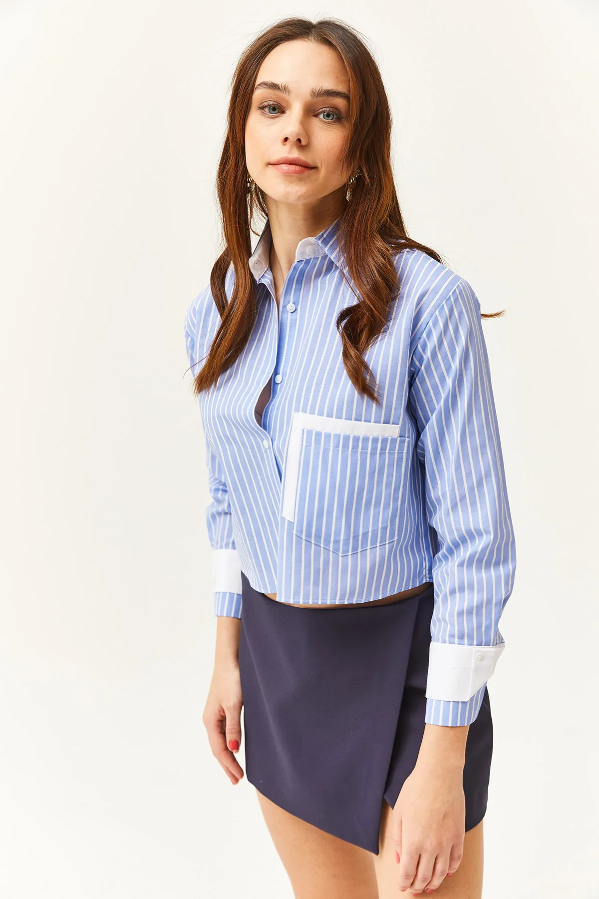 Olalook  Blau-weiß gestreiftes Crop-Shirt für Damen mit Taschen- und Manschettendetail GML-19001169