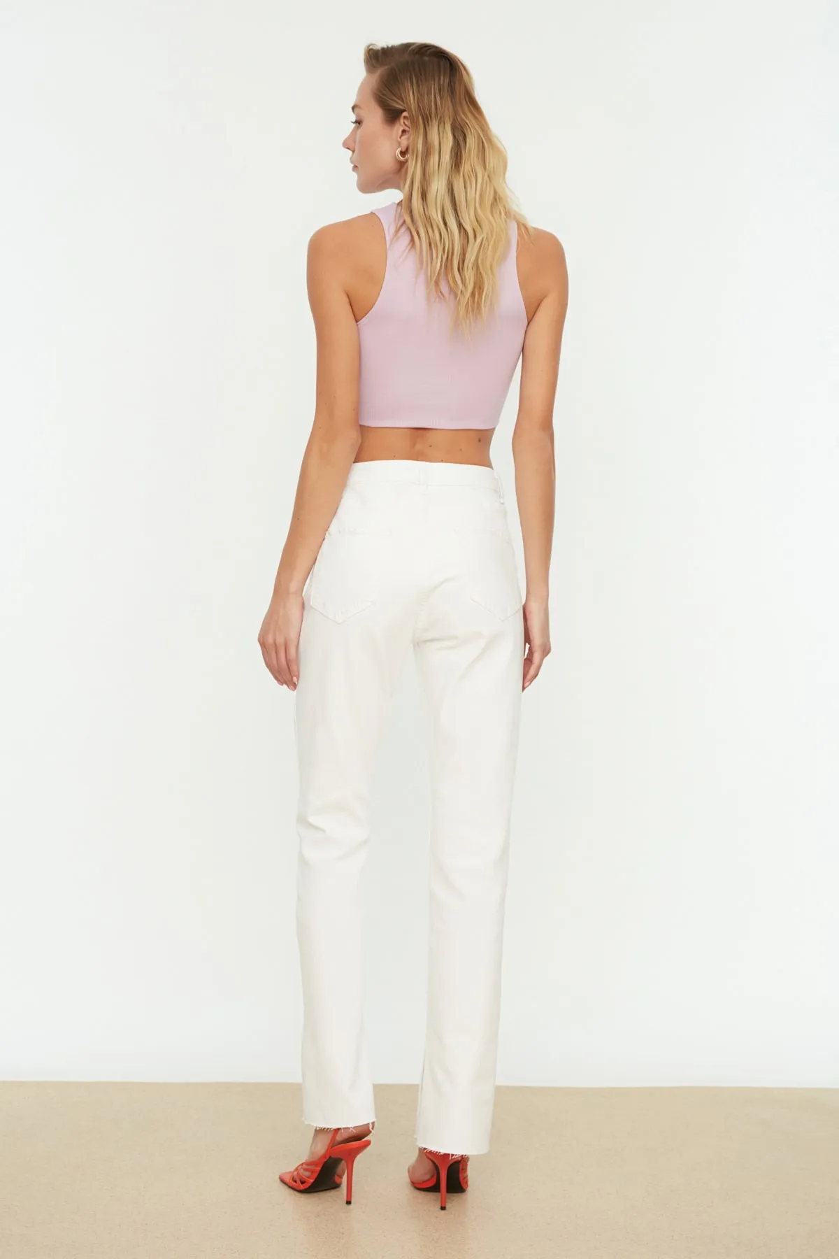 Trendyol Collection  Weiße Jeanshose mit Schlitz und hoher Taille und schmalem Schlag TWOAW22JE0382