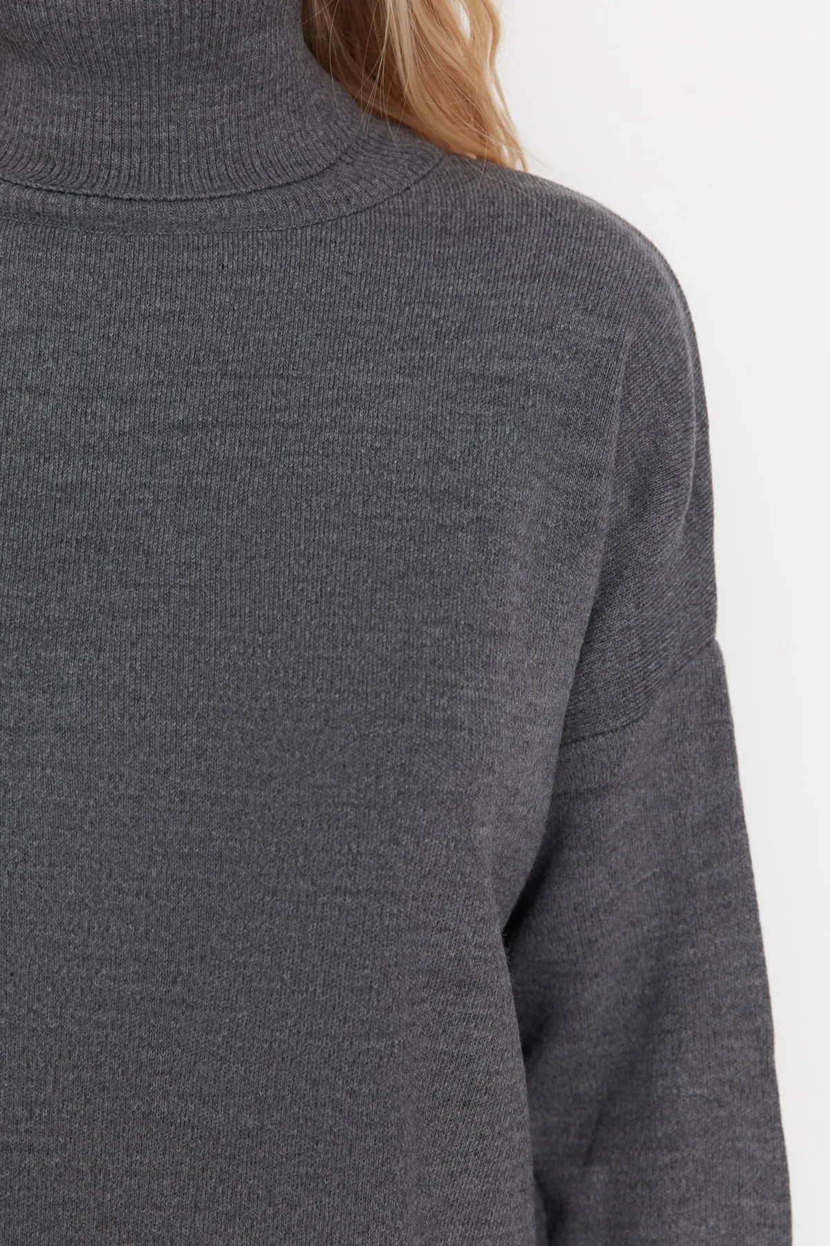Trendyol Collection  Grauer Basic-Strickpullover mit weiter Passform TWOAW23KZ00206